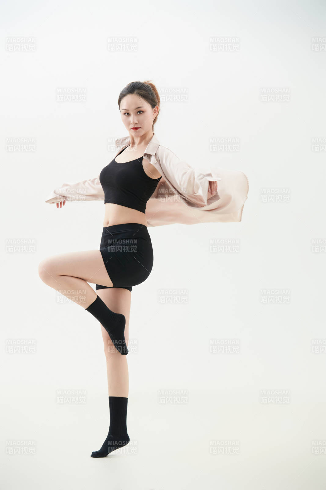 跳現代舞的亞洲舞蹈演員