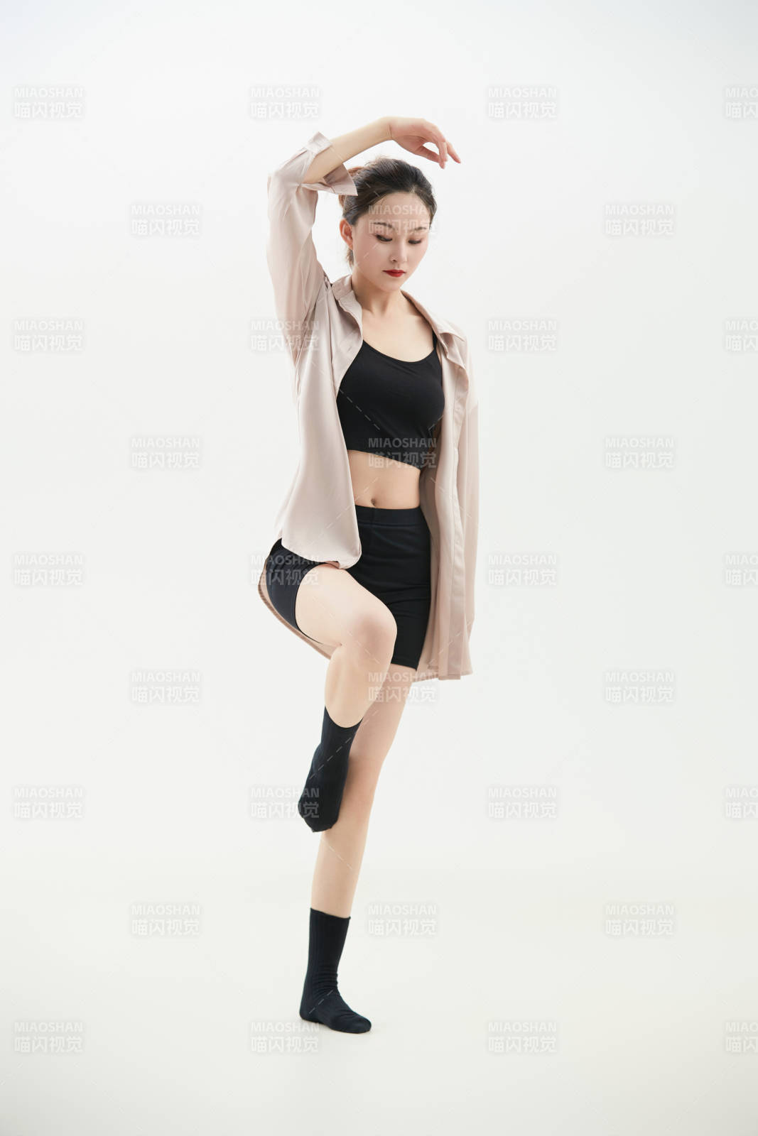 跳現代舞的亞洲舞蹈演員