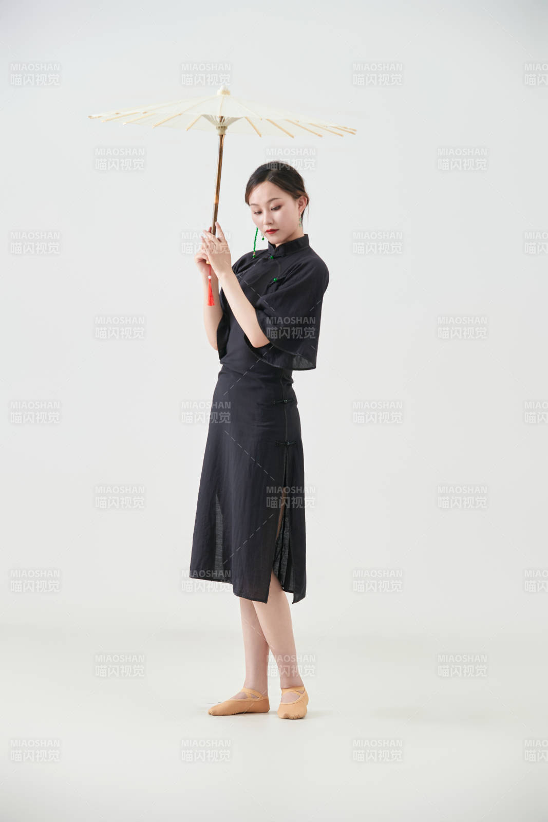 穿中式旗袍手拿油紙傘翩翩舞蹈的亞洲少女舞者