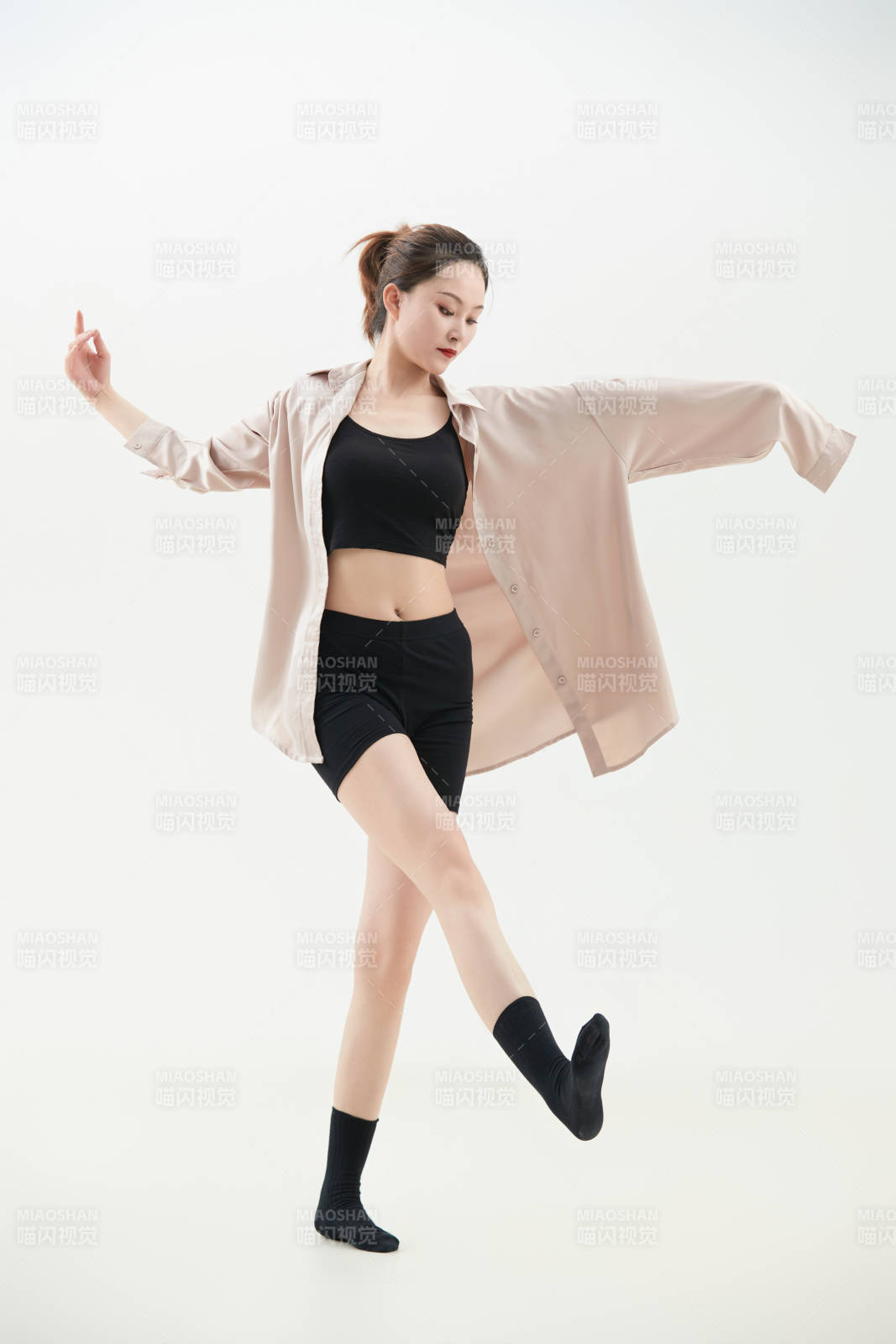 跳現代舞的亞洲舞蹈演員