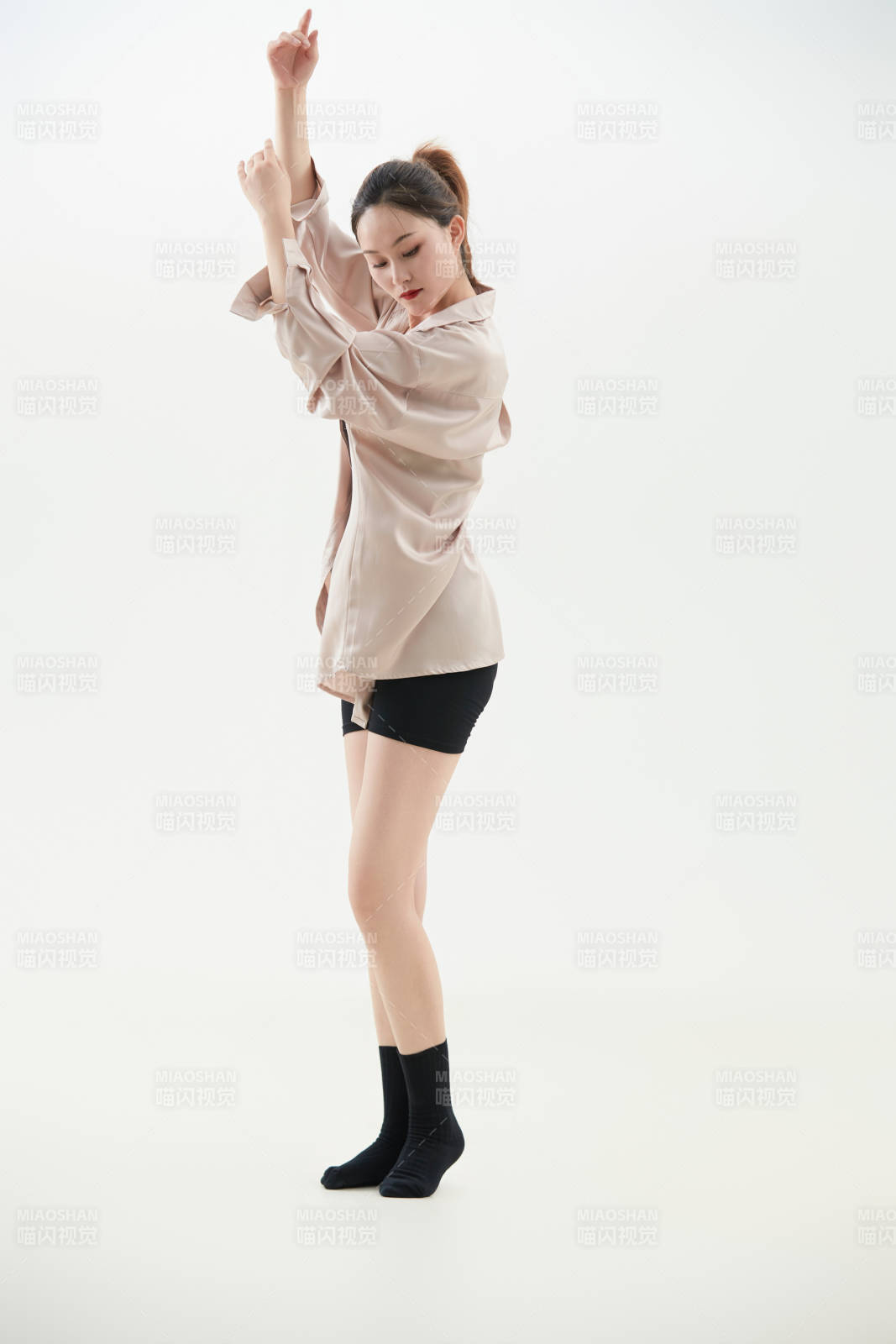 跳現(xiàn)代舞的亞洲舞蹈演員