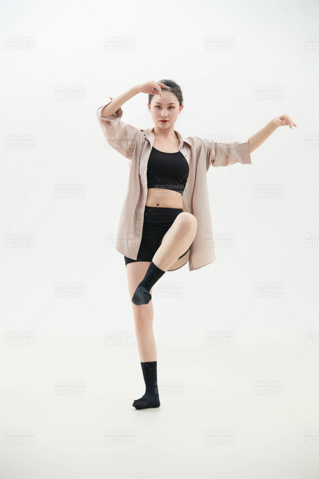 跳現(xiàn)代舞的亞洲舞蹈演員