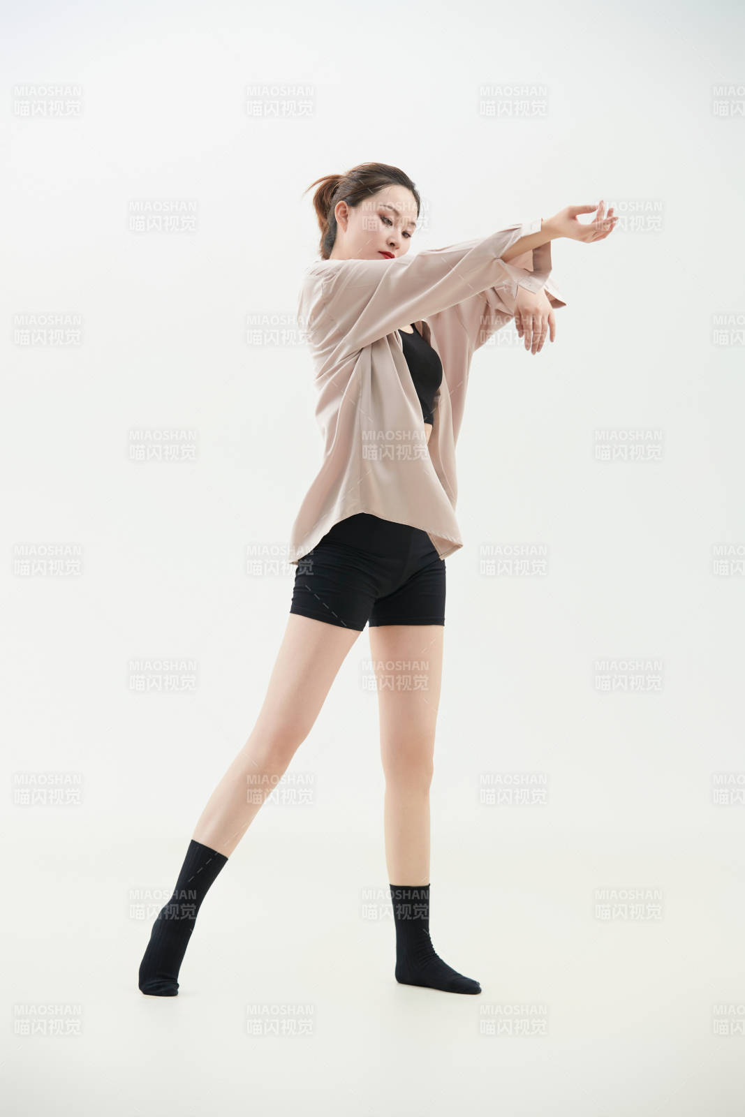 跳現代舞的亞洲舞蹈演員