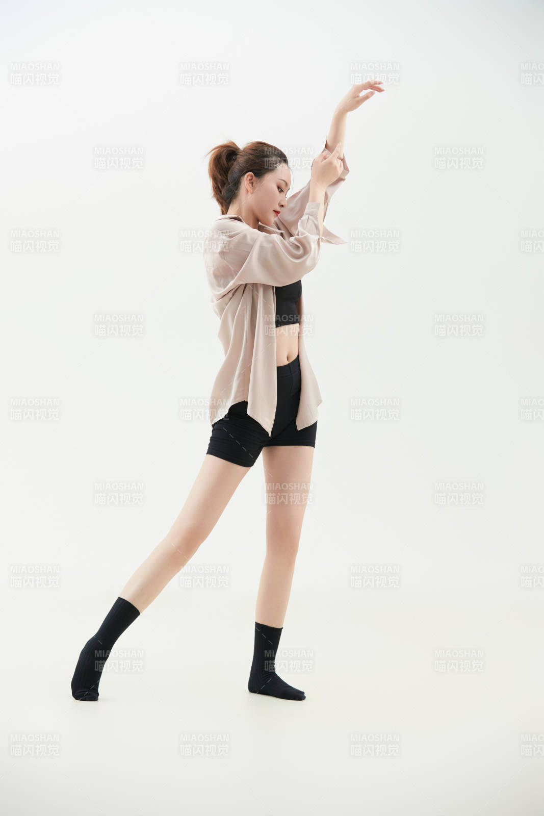 跳現代舞的亞洲舞蹈演員