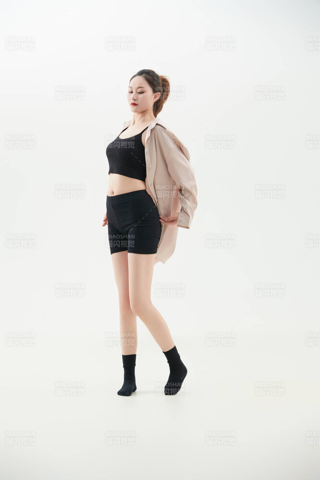 跳現(xiàn)代舞的亞洲舞蹈演員