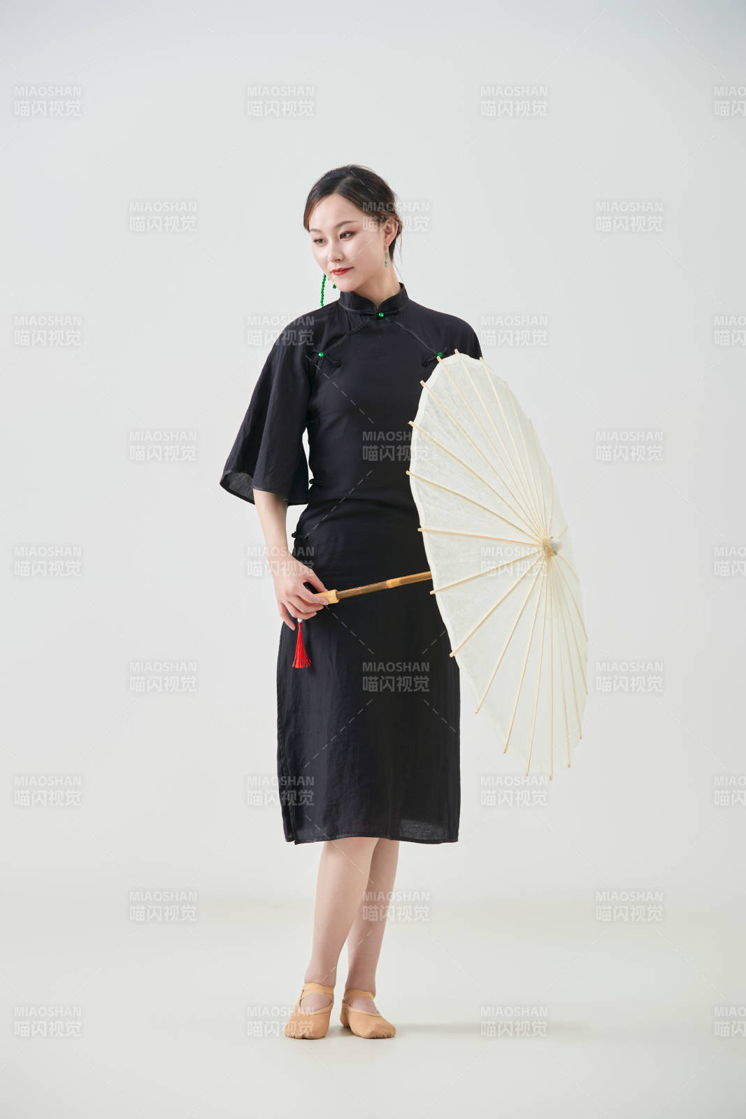 穿中式旗袍手拿油紙傘翩翩舞蹈的亞洲少女舞者