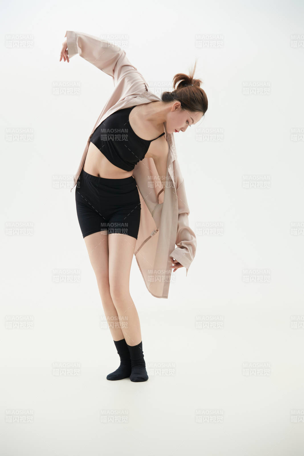 跳現代舞的亞洲舞蹈演員