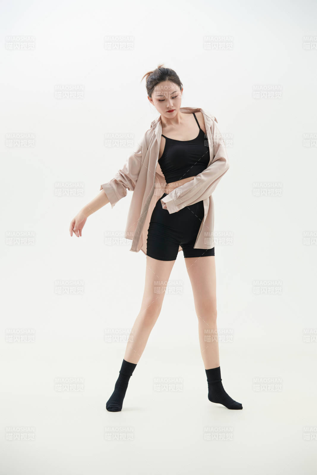 跳現(xiàn)代舞的亞洲舞蹈演員