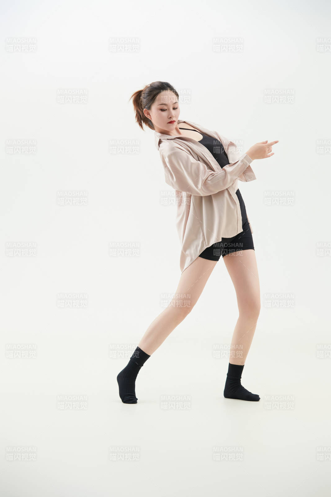 跳現(xiàn)代舞的亞洲舞蹈演員