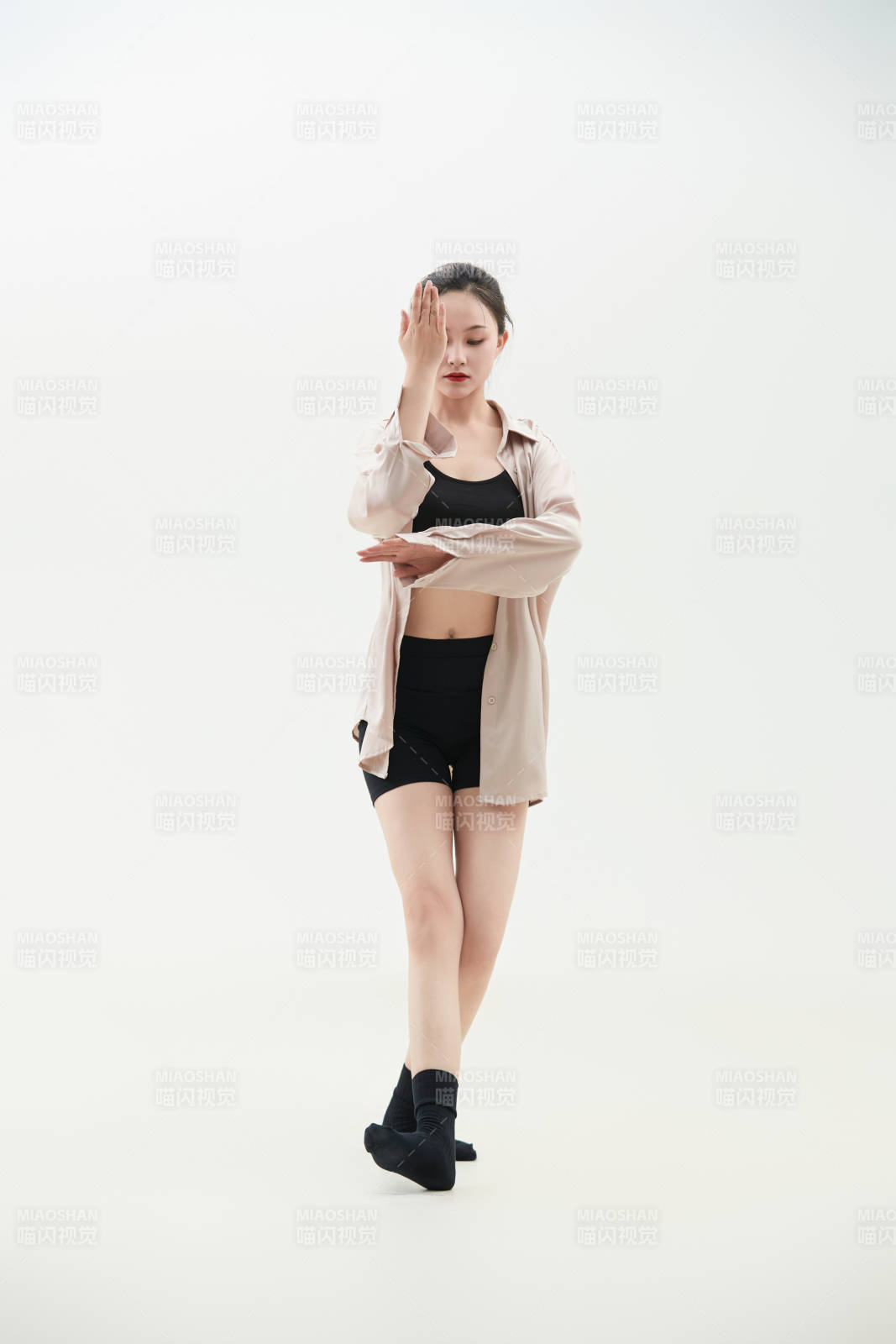 跳現(xiàn)代舞的亞洲舞蹈演員