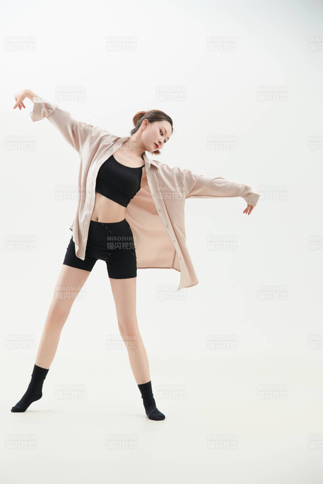 跳現代舞的亞洲舞蹈演員