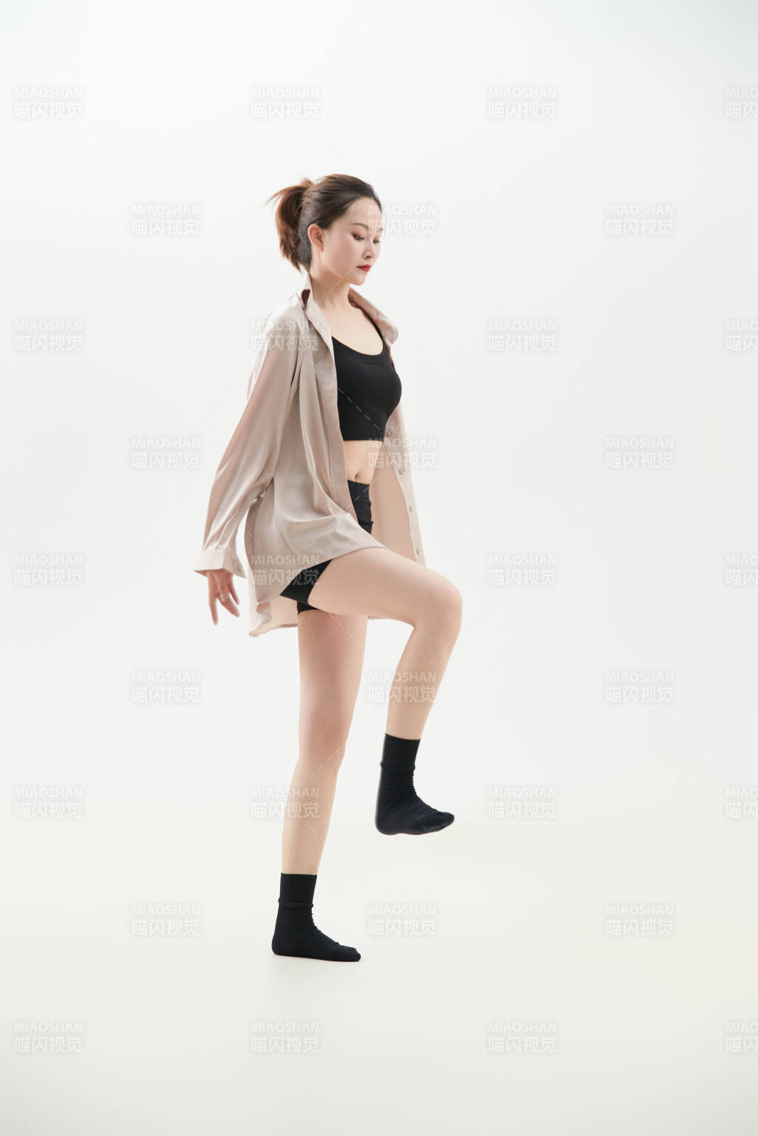 跳現代舞的亞洲舞蹈演員