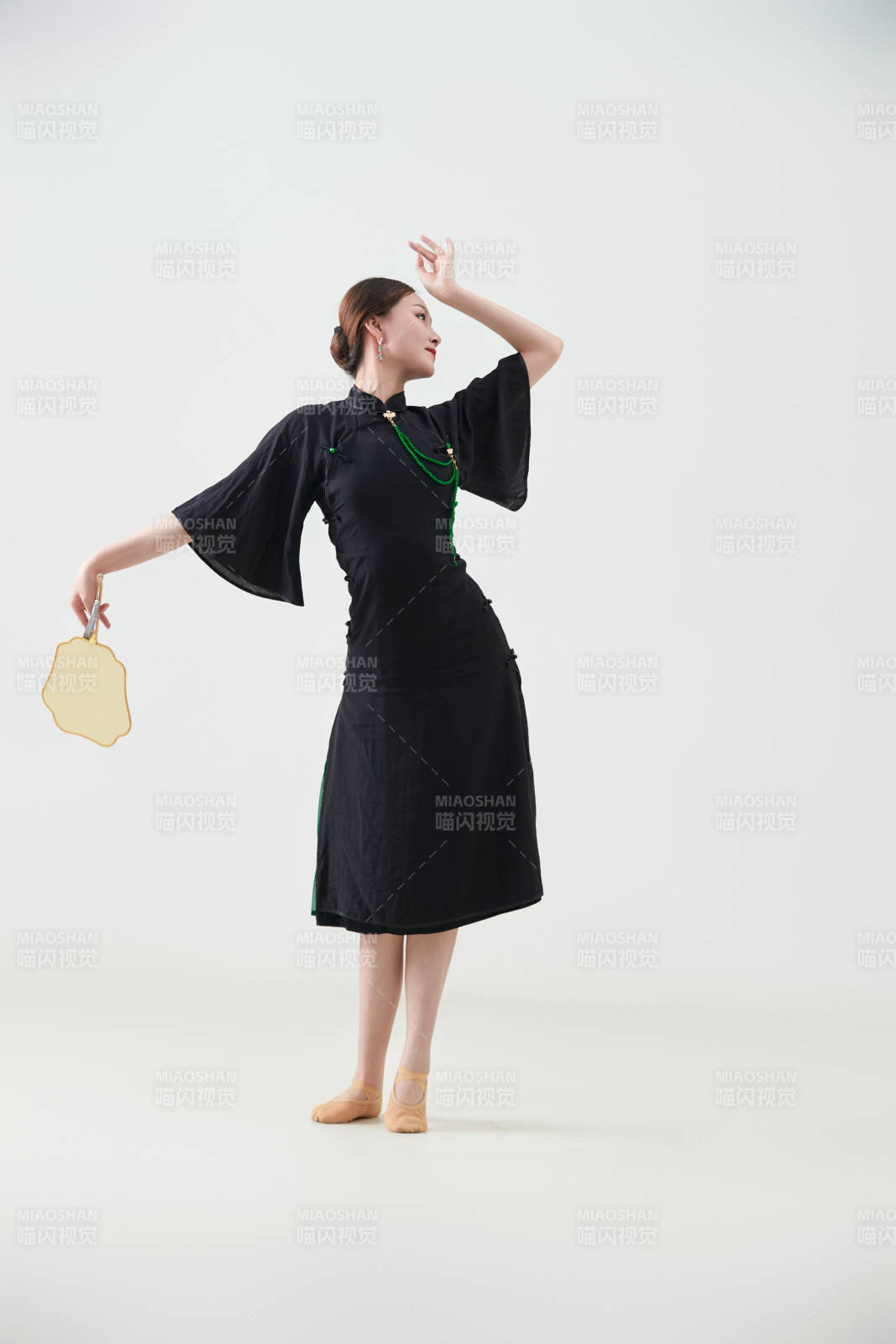 穿著中式旗袍翩翩舞蹈的亞洲少女舞者