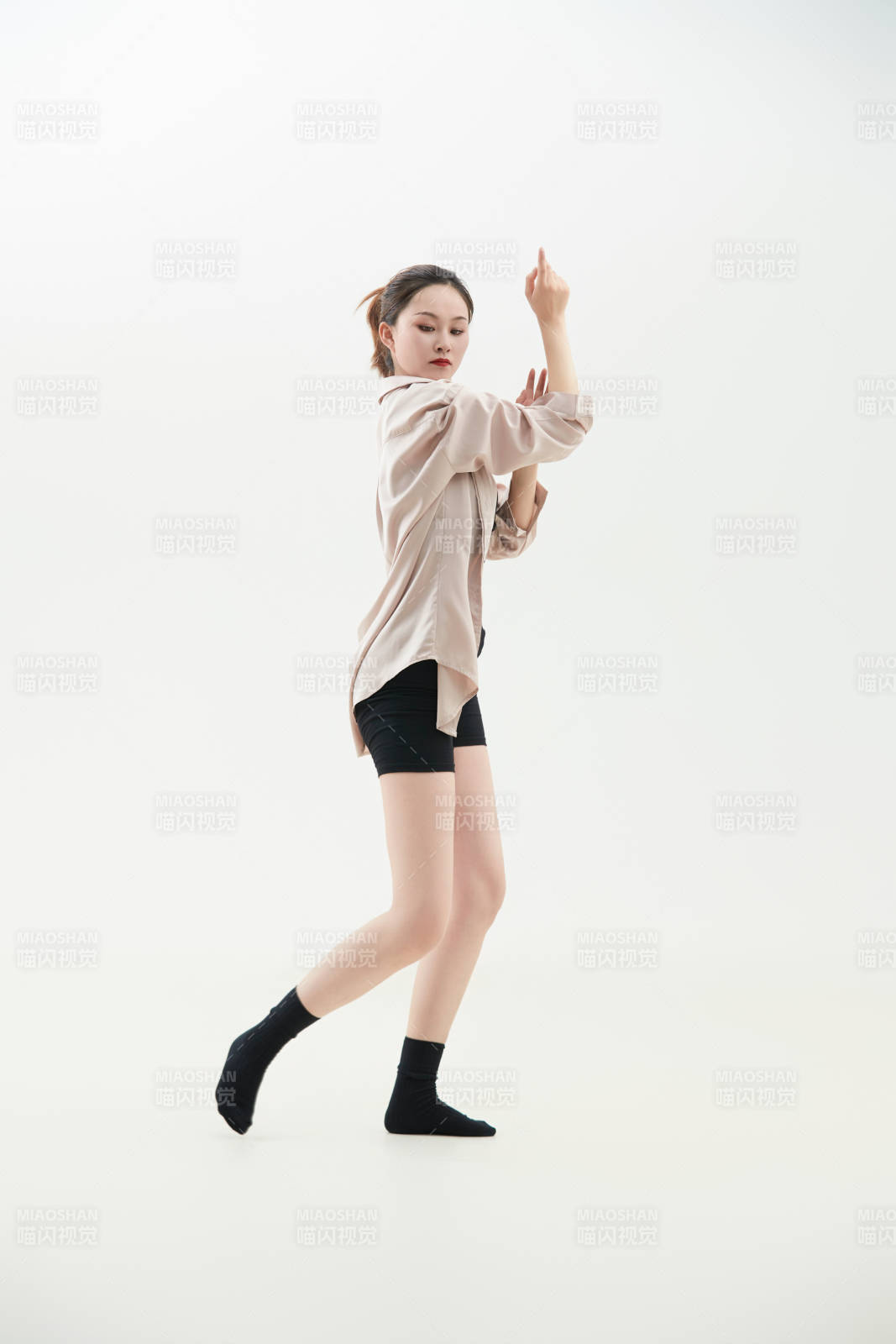 跳現代舞的亞洲舞蹈演員