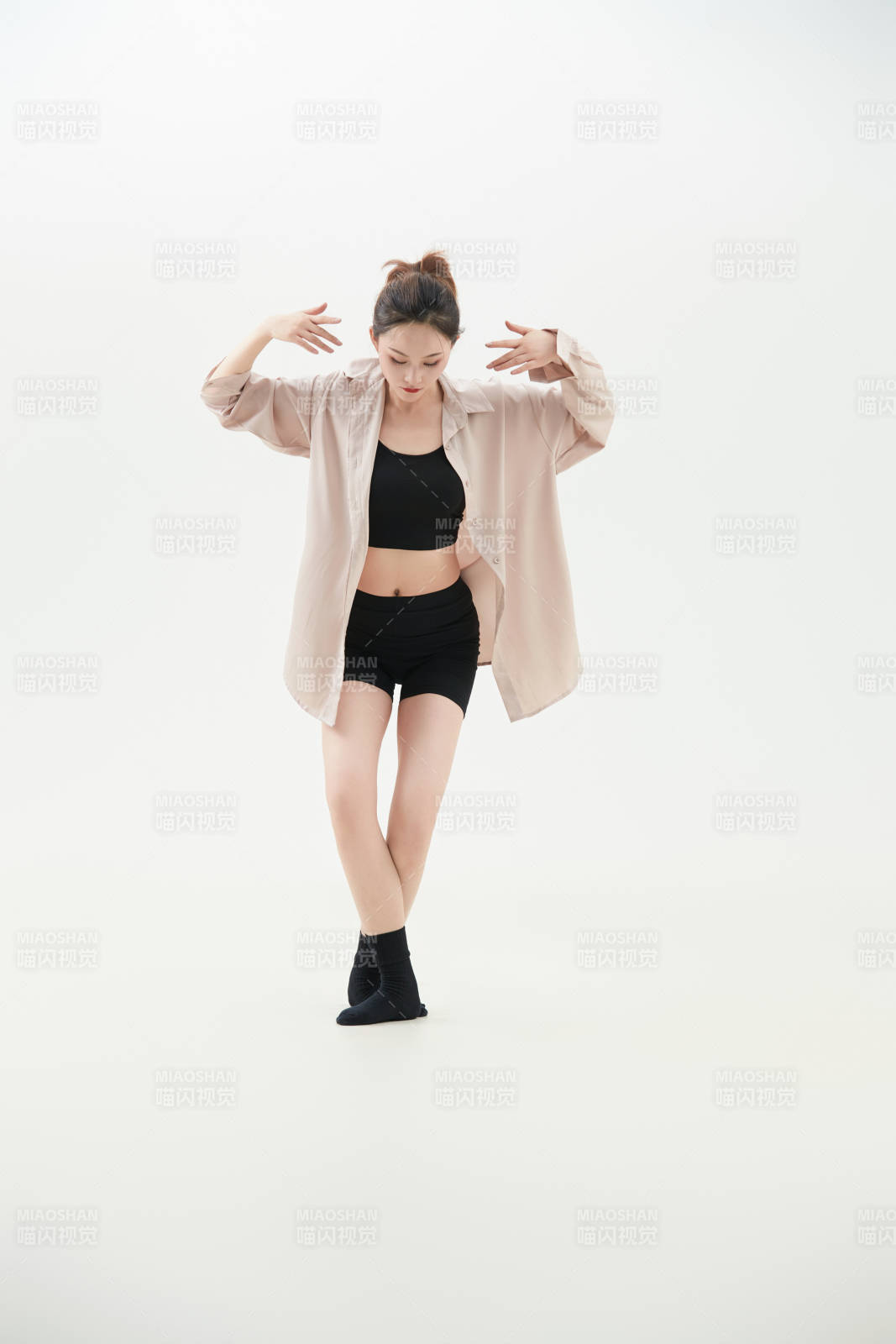 跳現(xiàn)代舞的亞洲舞蹈演員