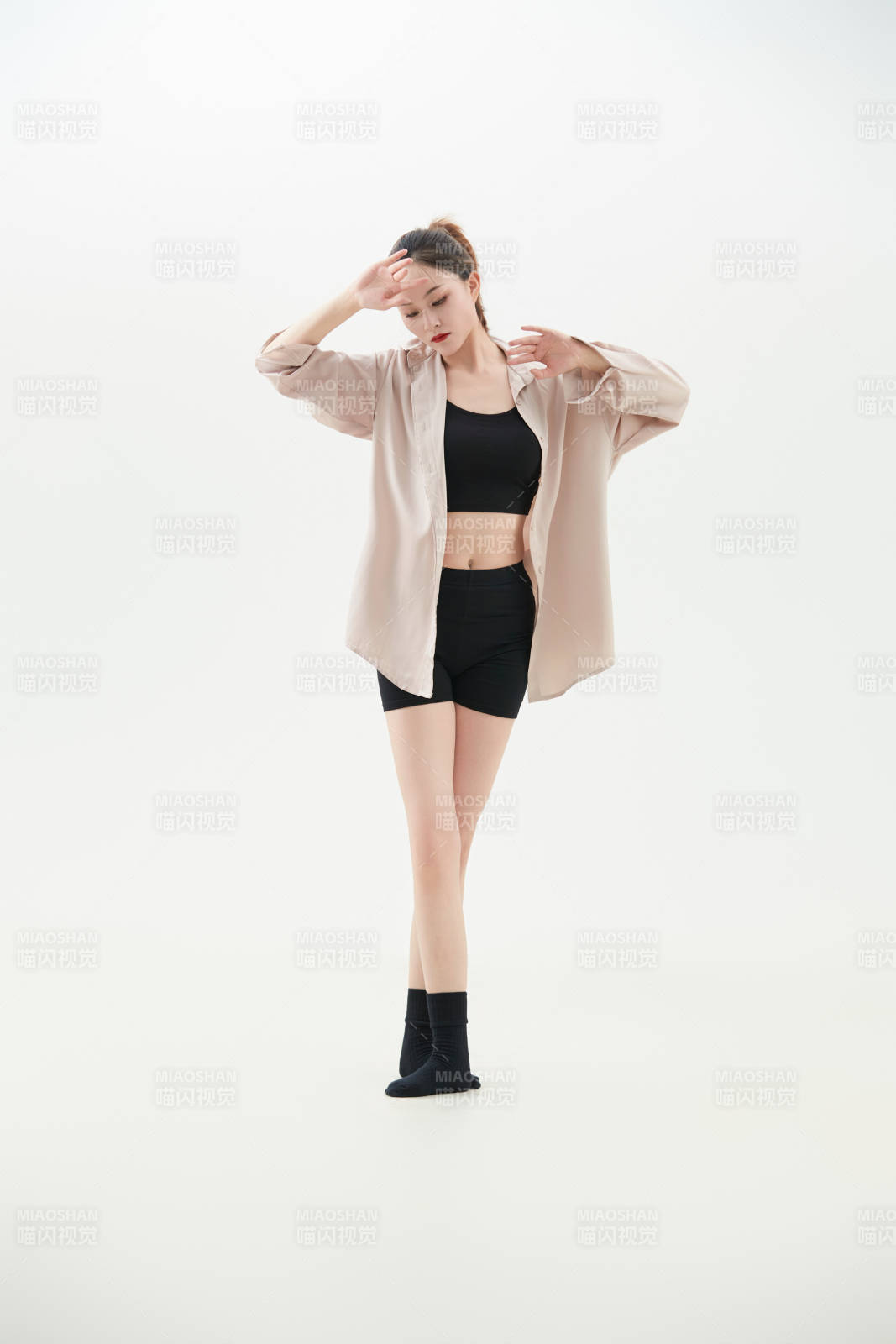 跳現(xiàn)代舞的亞洲舞蹈演員