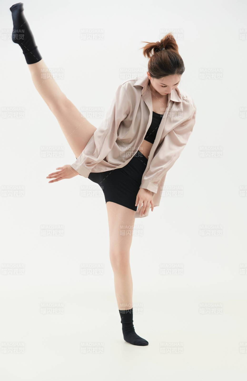 跳現(xiàn)代舞的亞洲舞蹈演員