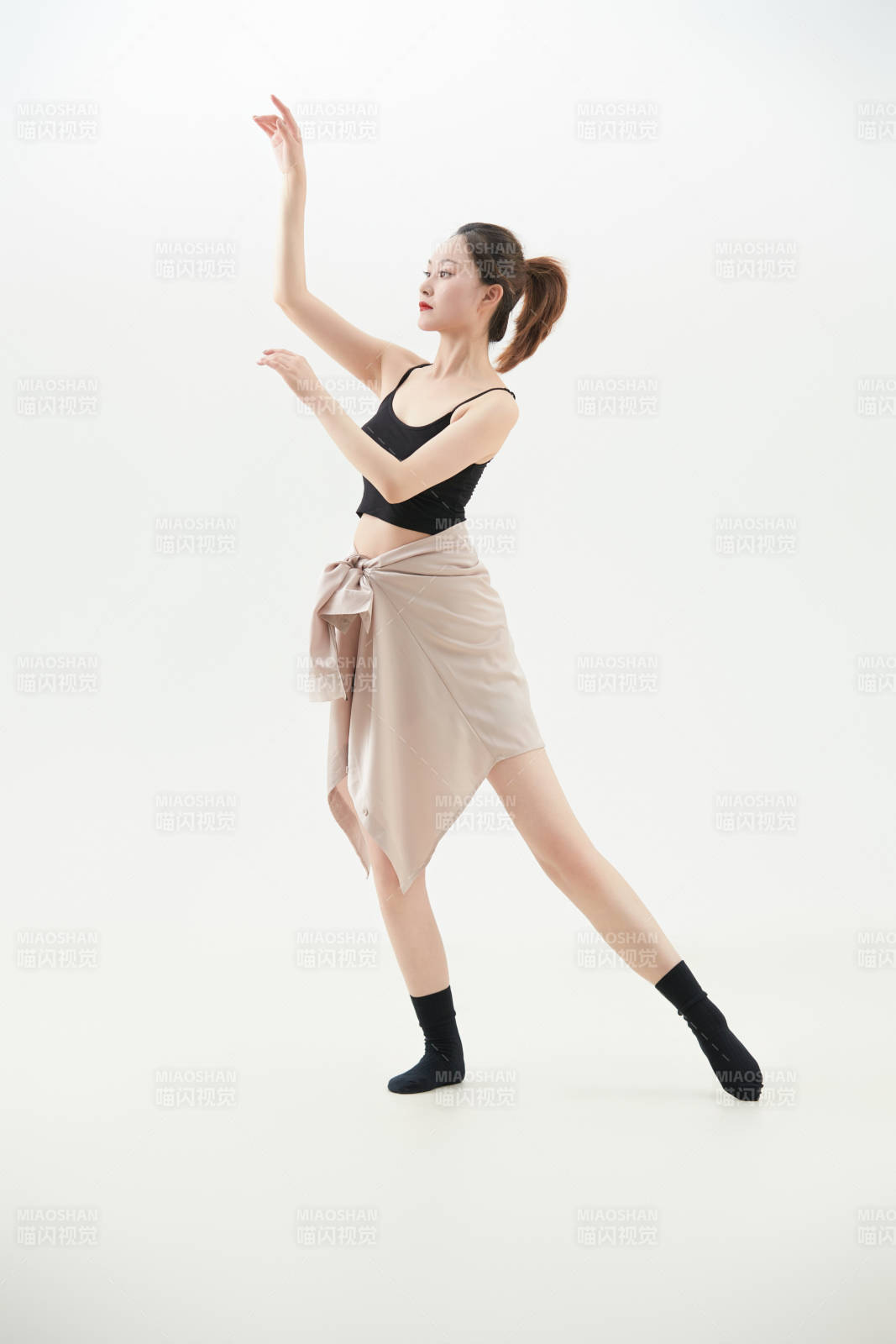 跳現代舞的亞洲舞蹈演員