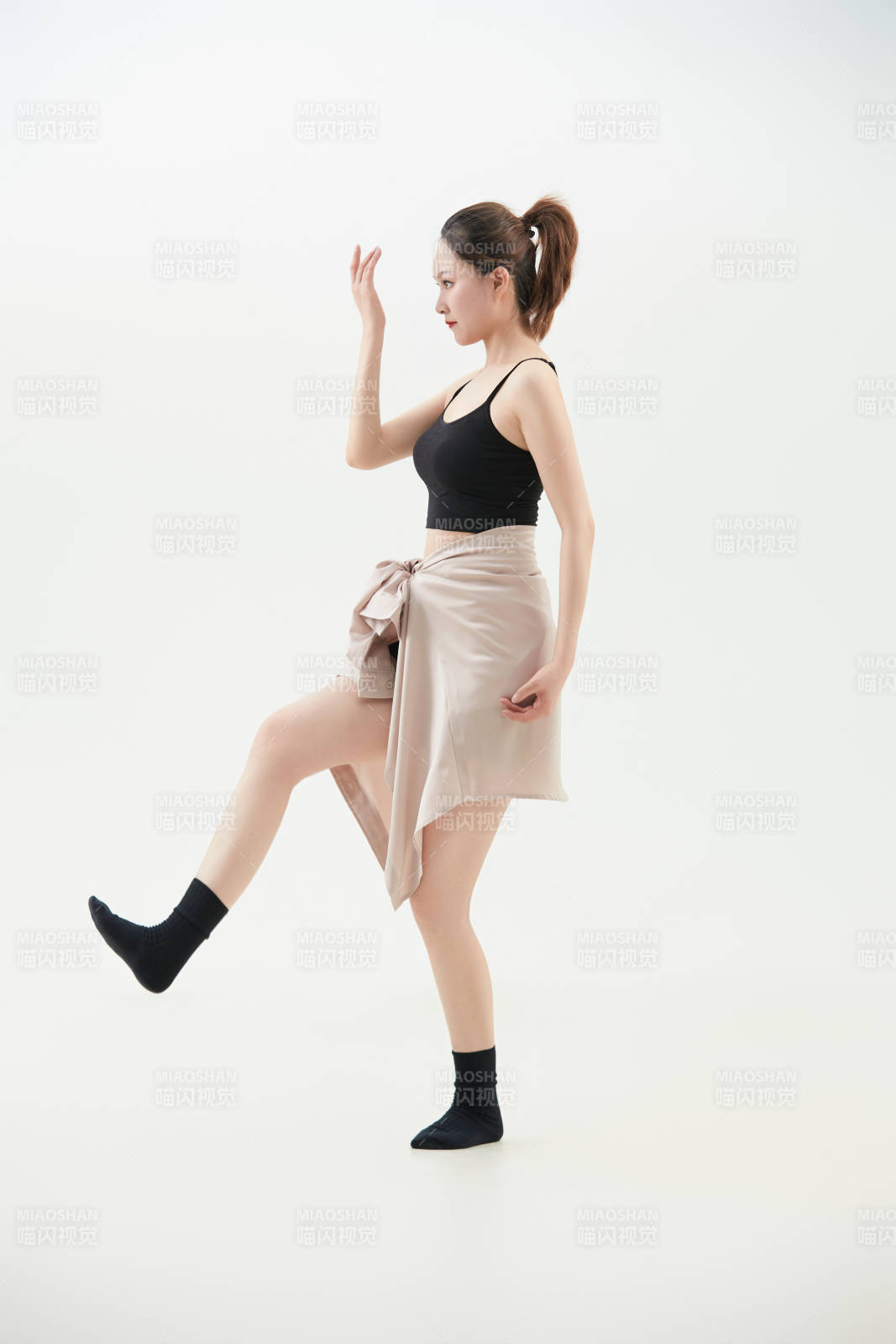 跳現(xiàn)代舞的亞洲舞蹈演員