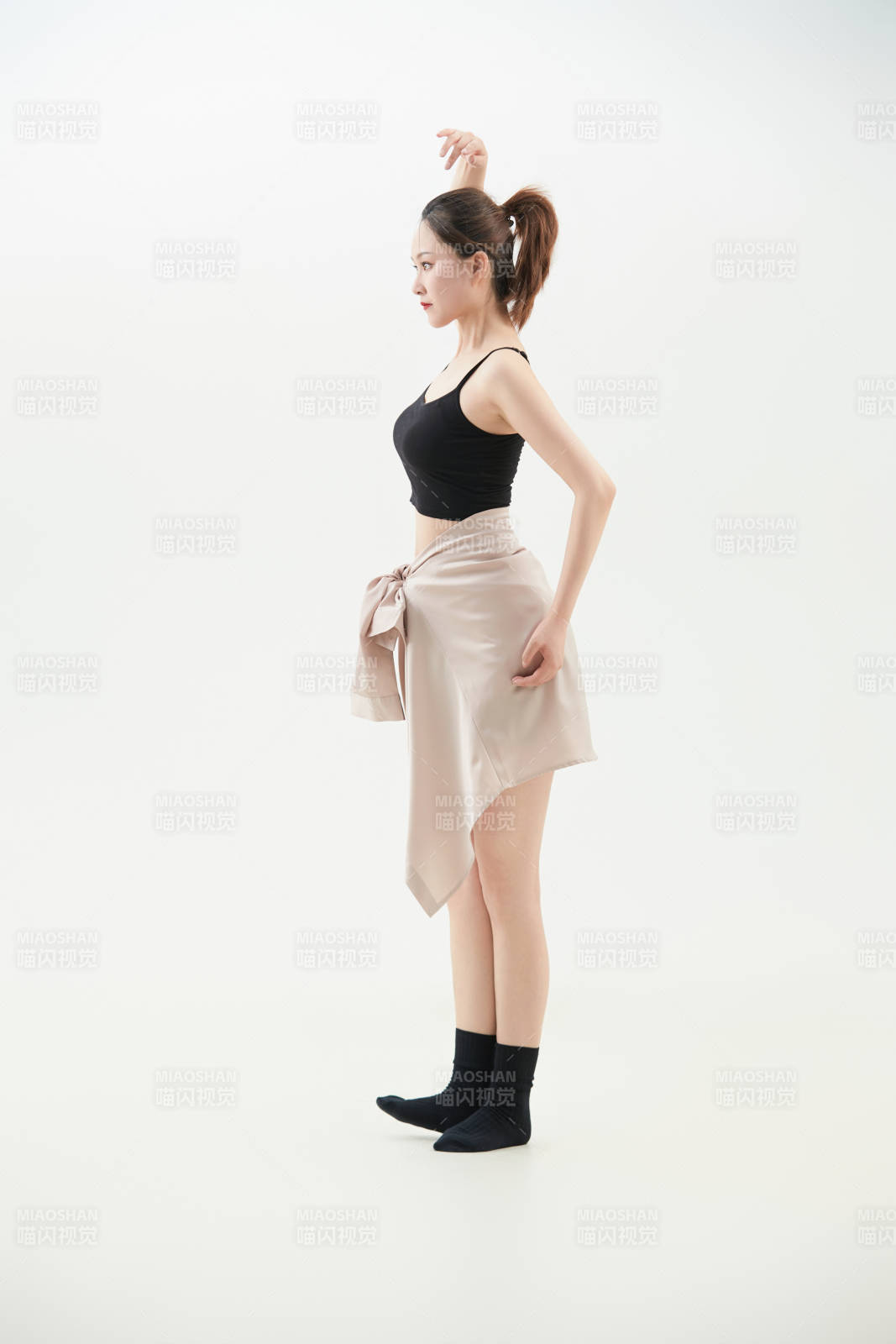 跳現代舞的亞洲舞蹈演員