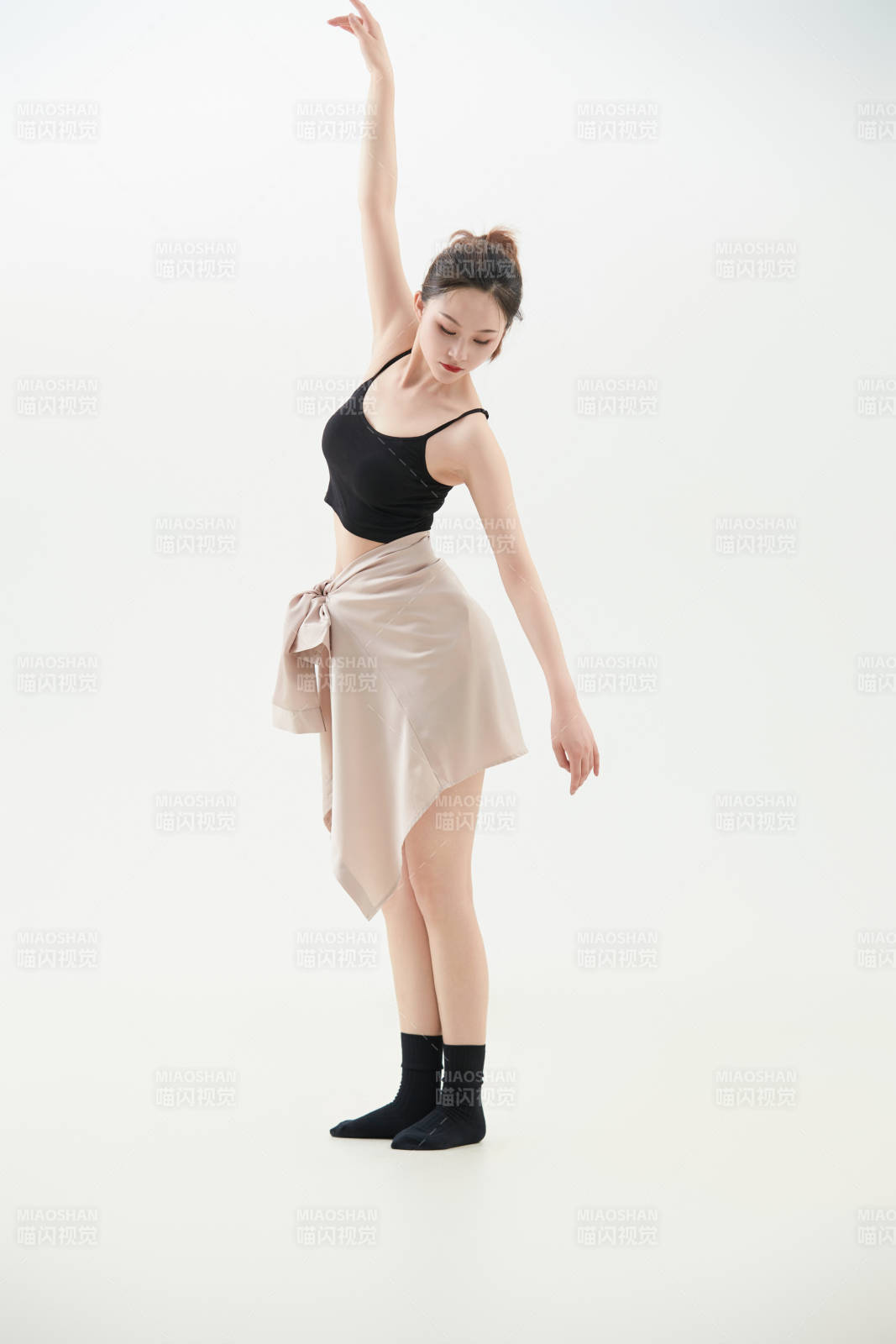 跳現(xiàn)代舞的亞洲舞蹈演員