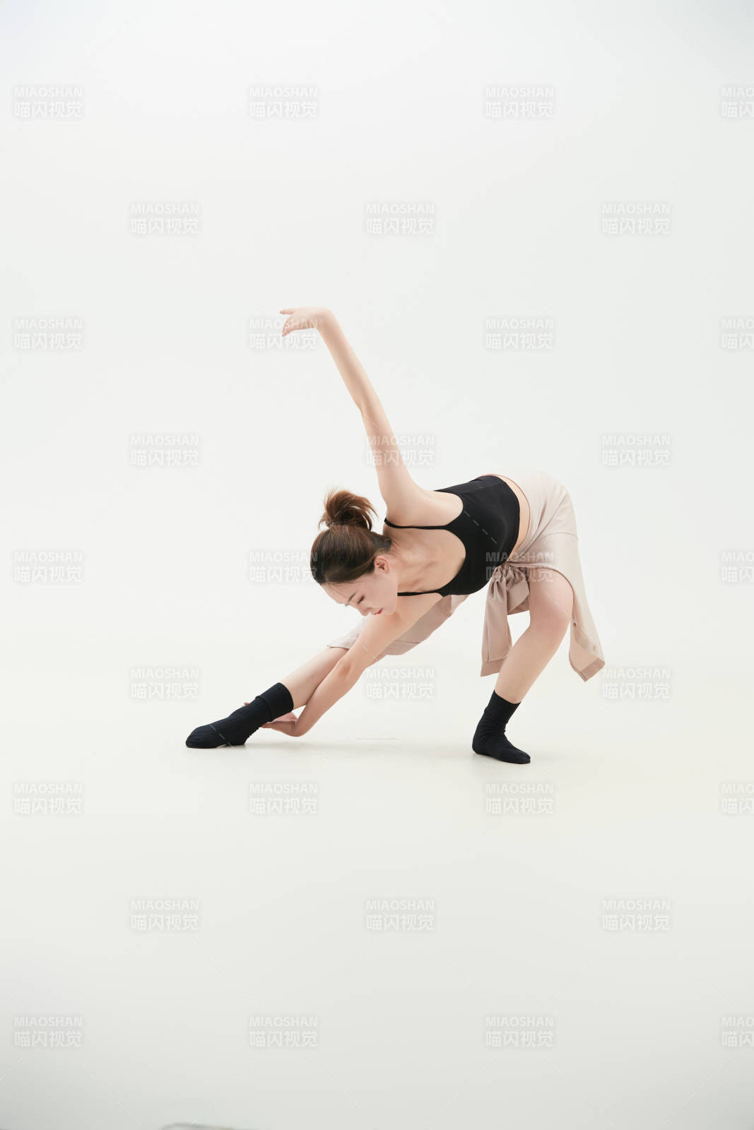 跳現(xiàn)代舞的亞洲舞蹈演員