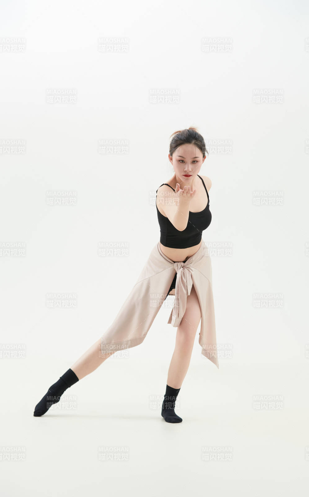 跳現(xiàn)代舞的亞洲舞蹈演員