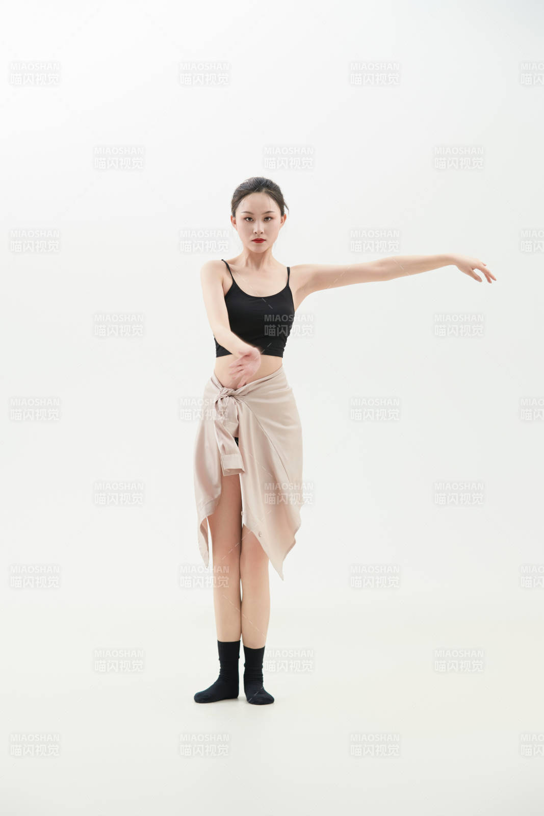 跳現代舞的亞洲舞蹈演員