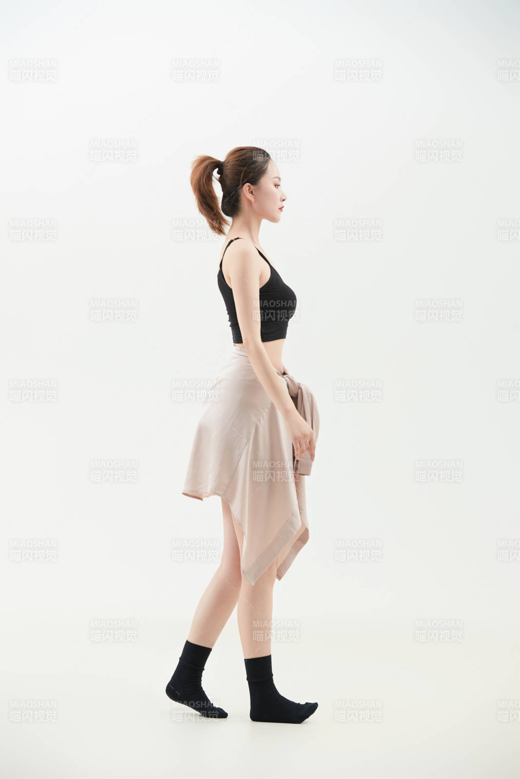 跳現代舞的亞洲舞蹈演員