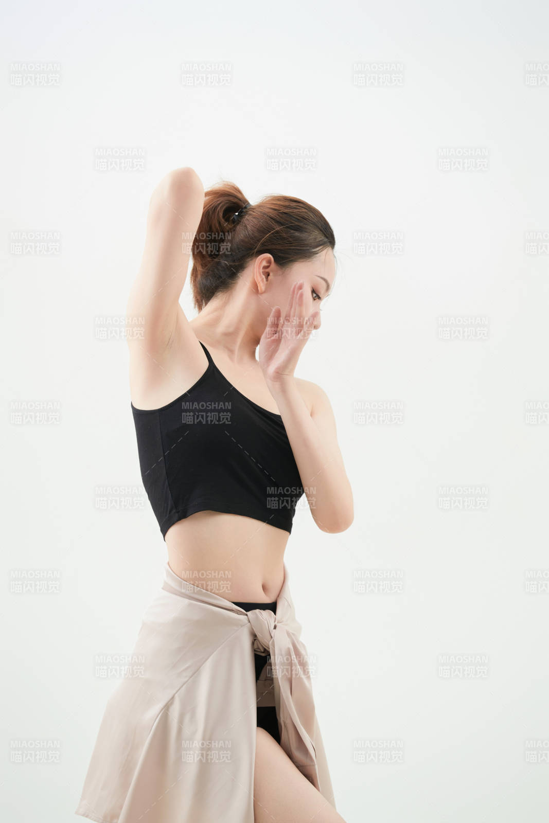 跳現代舞的亞洲舞蹈演員