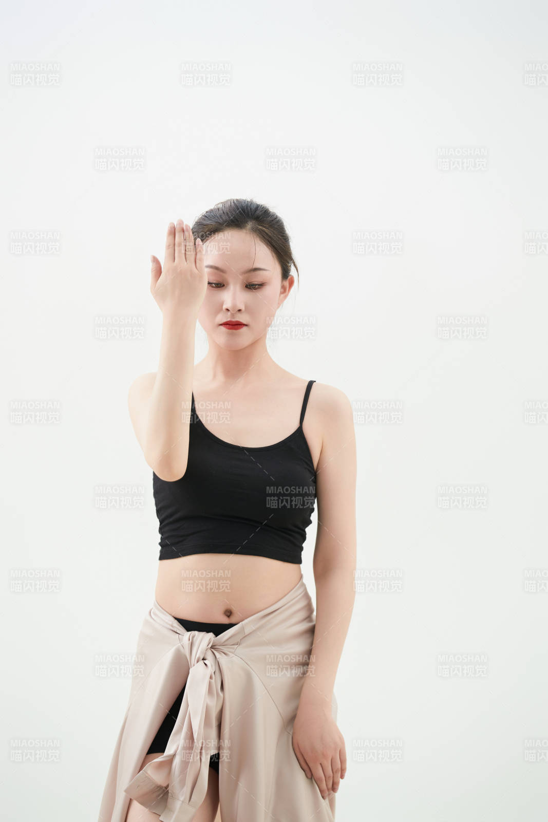 跳現代舞的亞洲舞蹈演員