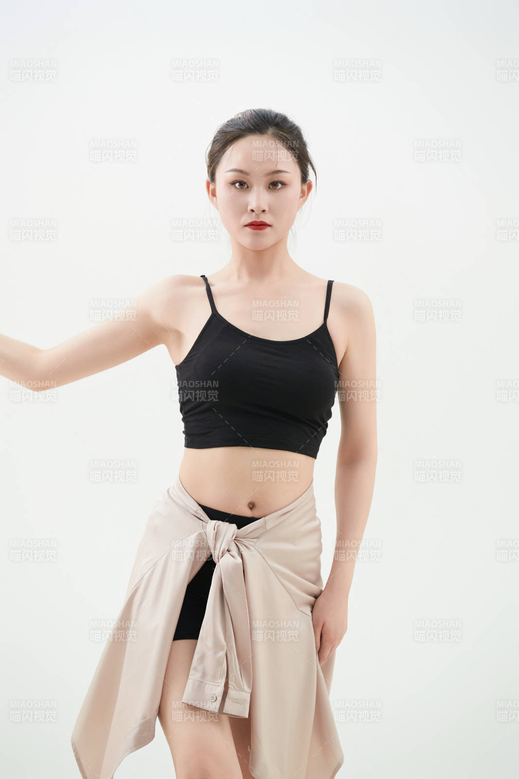 跳現代舞的亞洲舞蹈演員