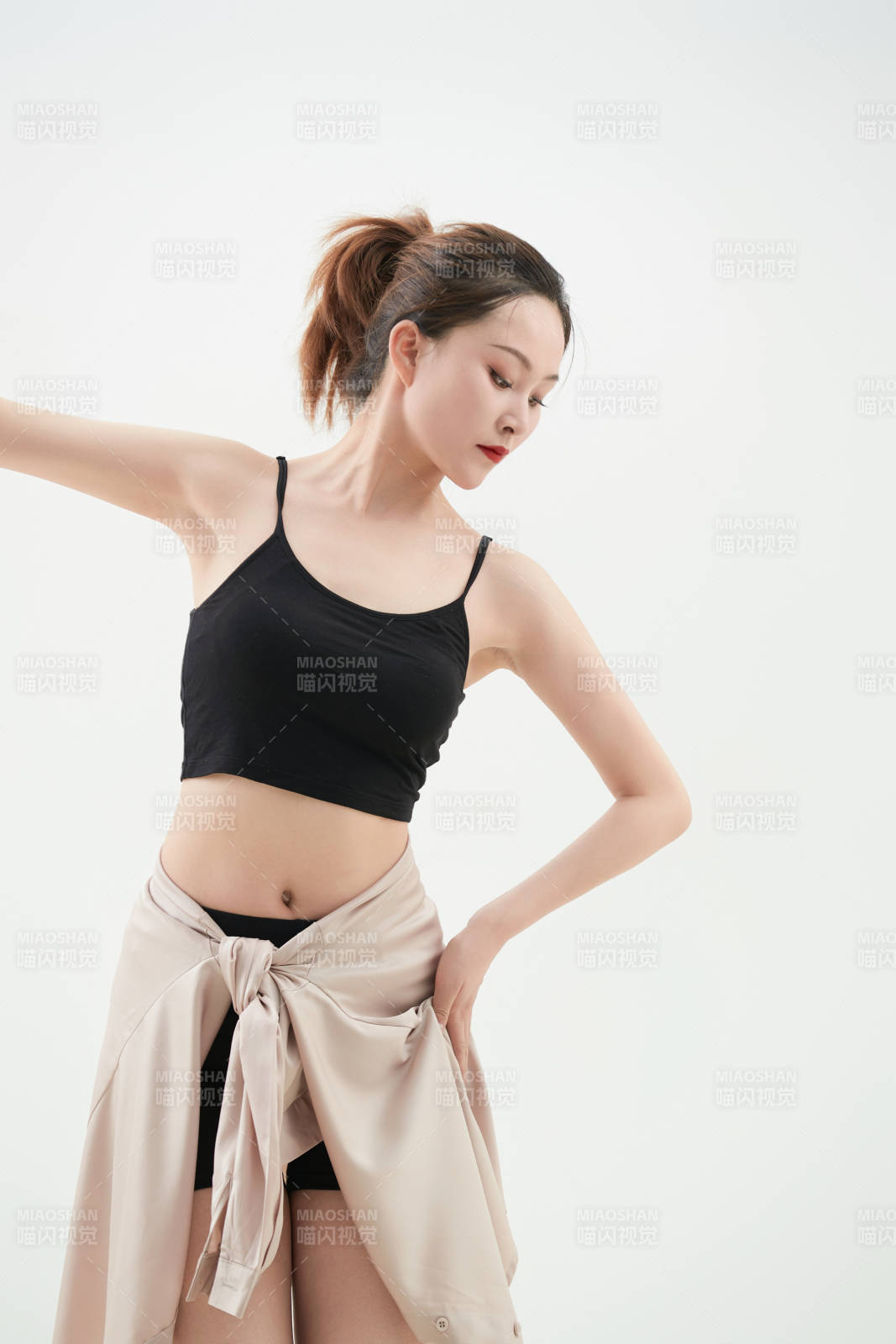 跳現代舞的亞洲舞蹈演員