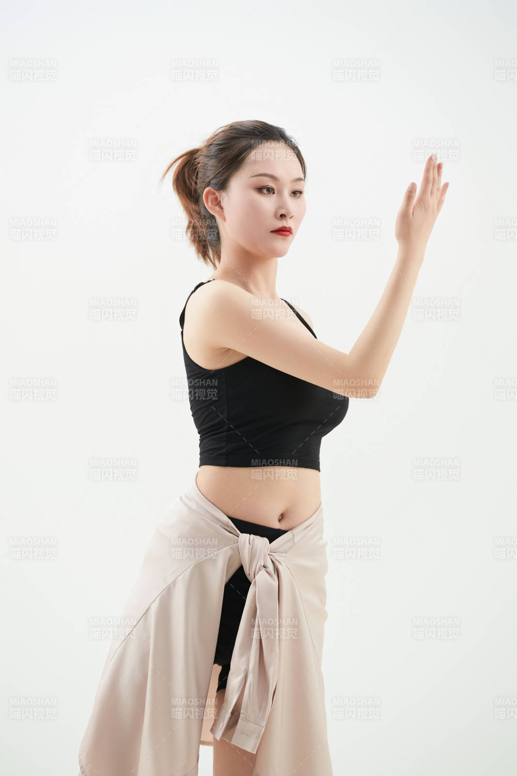 跳現代舞的亞洲舞蹈演員