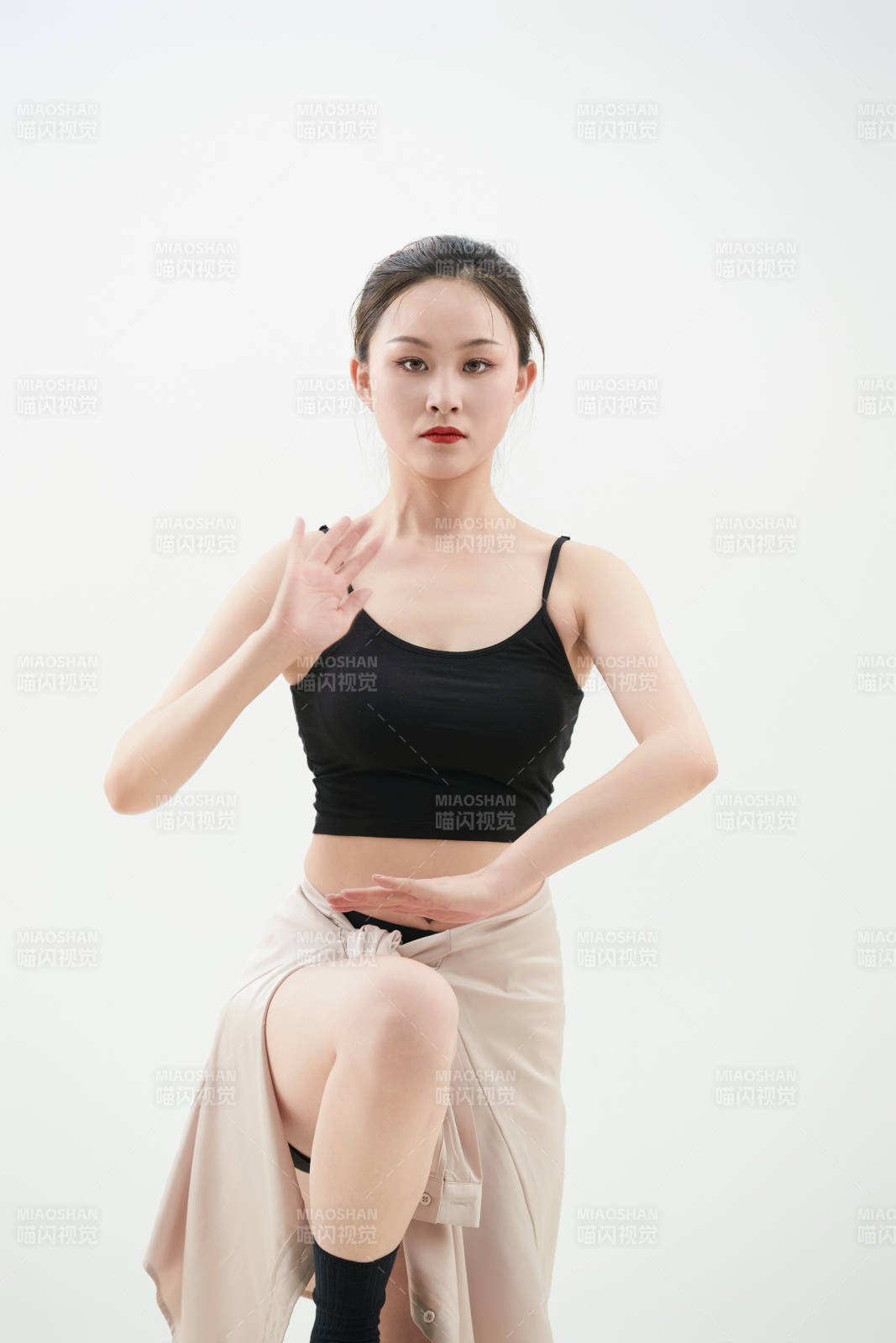 跳現代舞的亞洲舞蹈演員