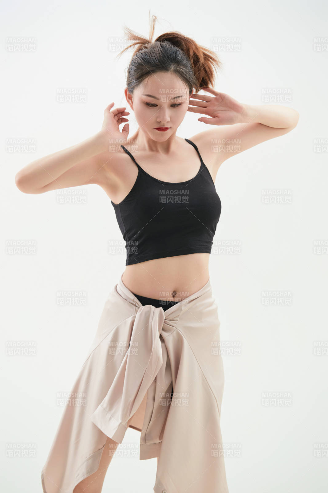 跳現代舞的亞洲舞蹈演員