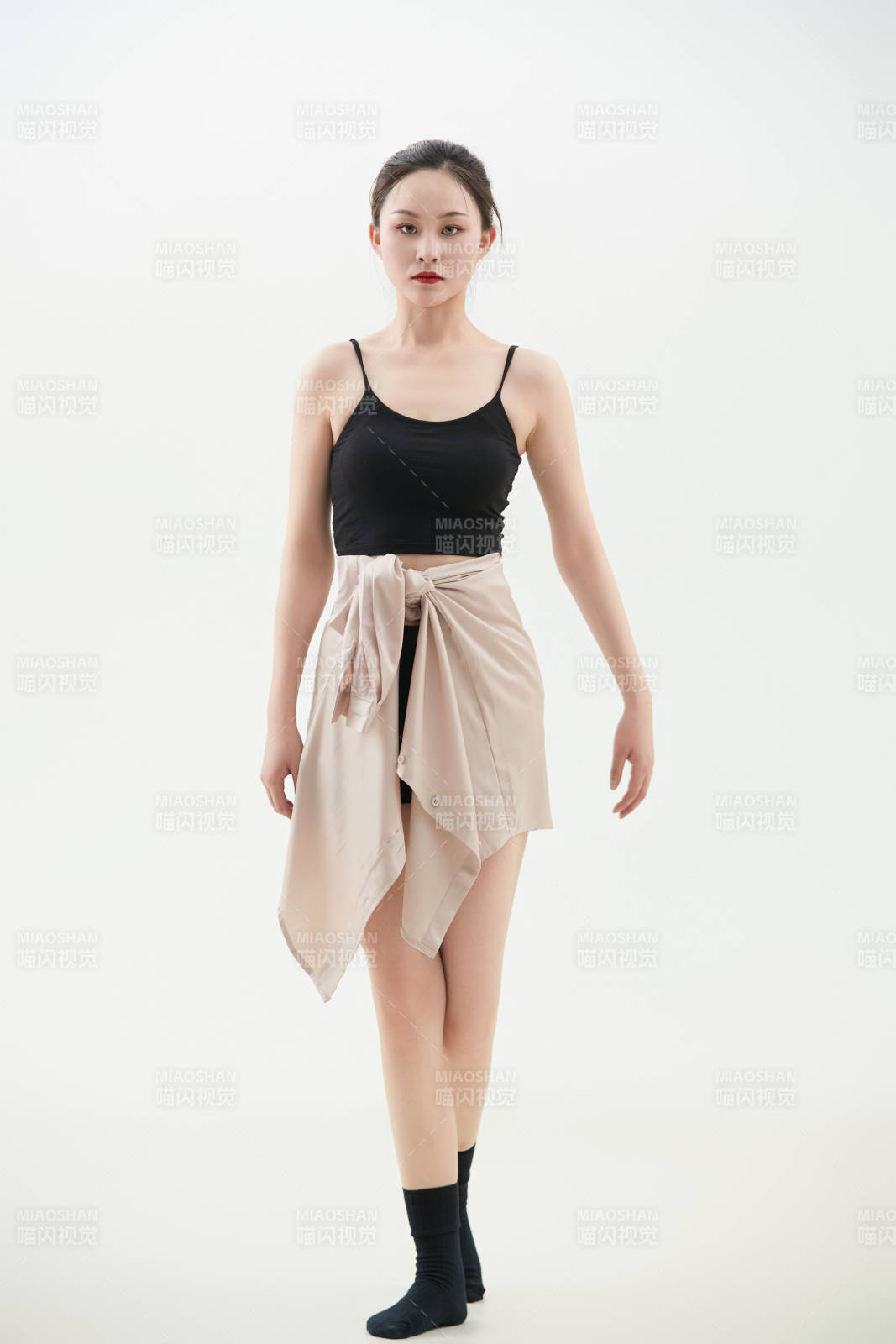 跳現(xiàn)代舞的亞洲舞蹈演員