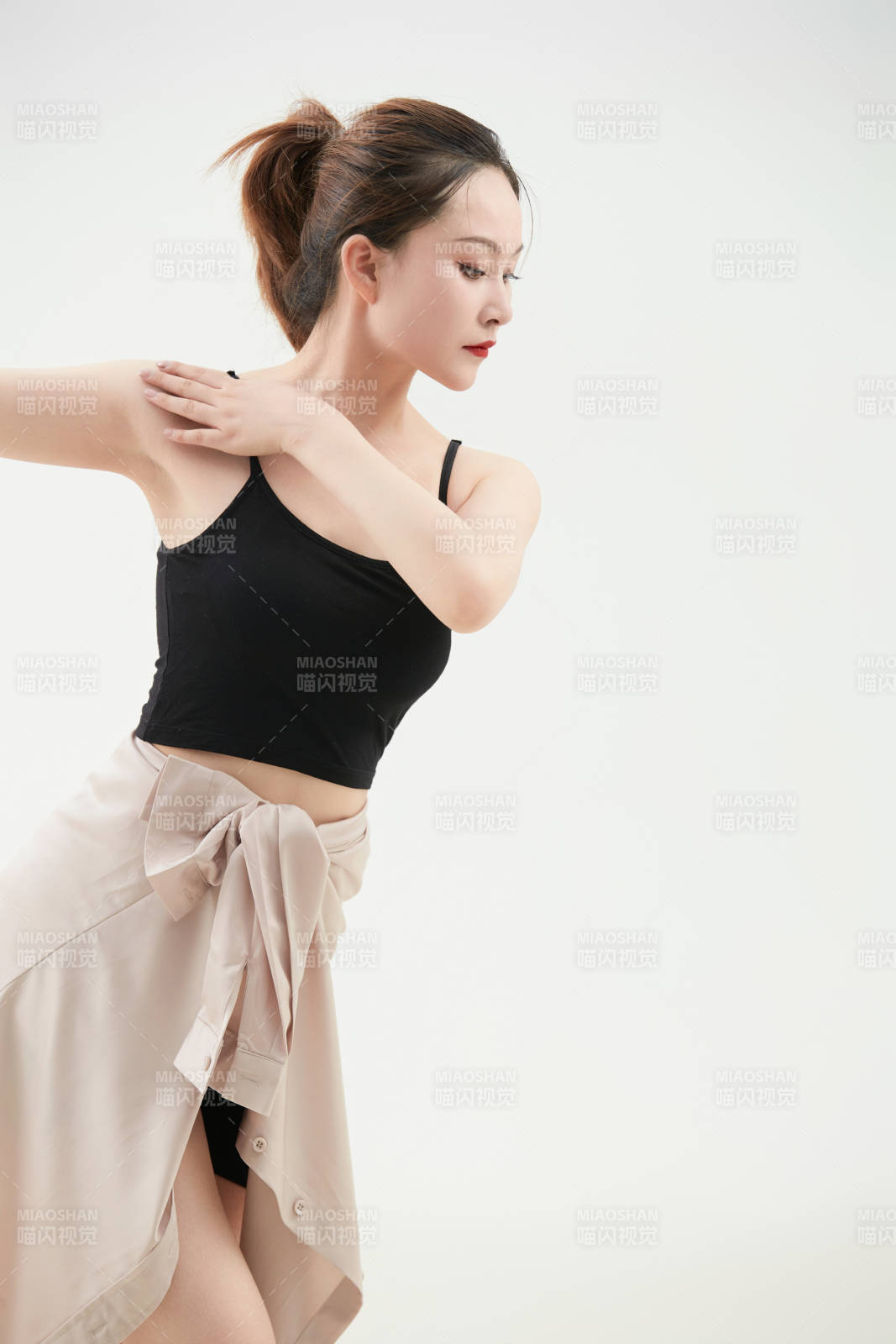 跳現(xiàn)代舞的亞洲舞蹈演員