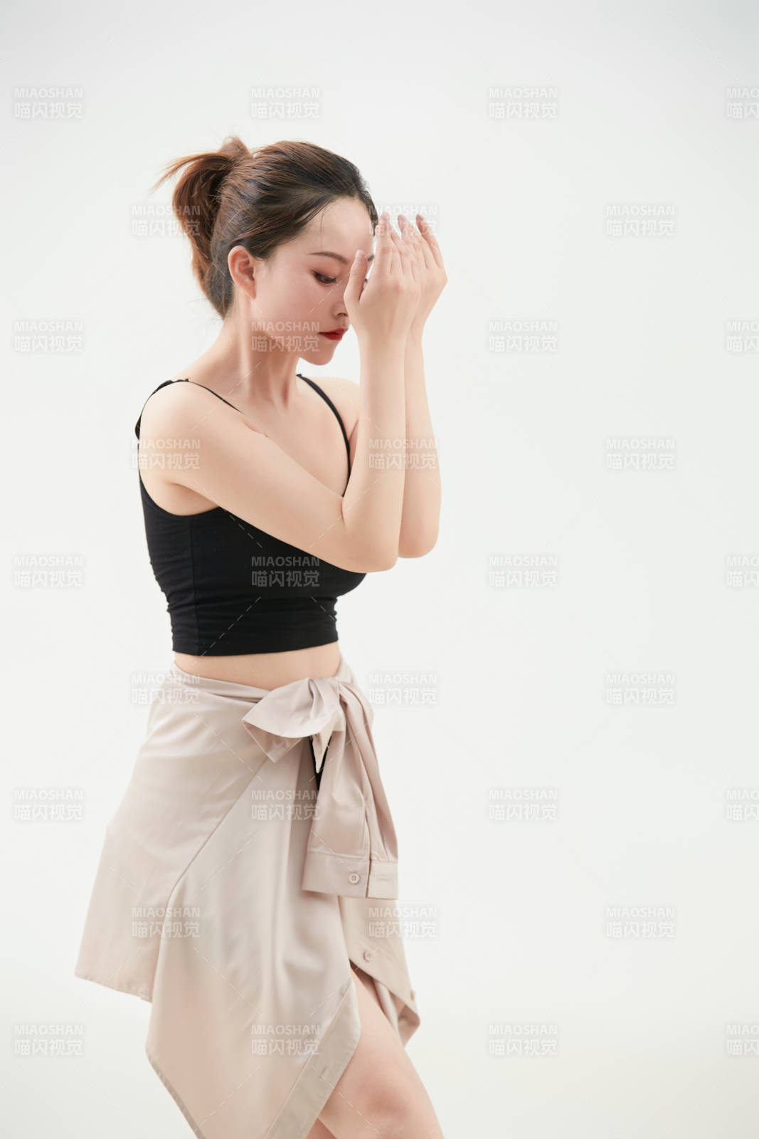 跳現代舞的亞洲舞蹈演員