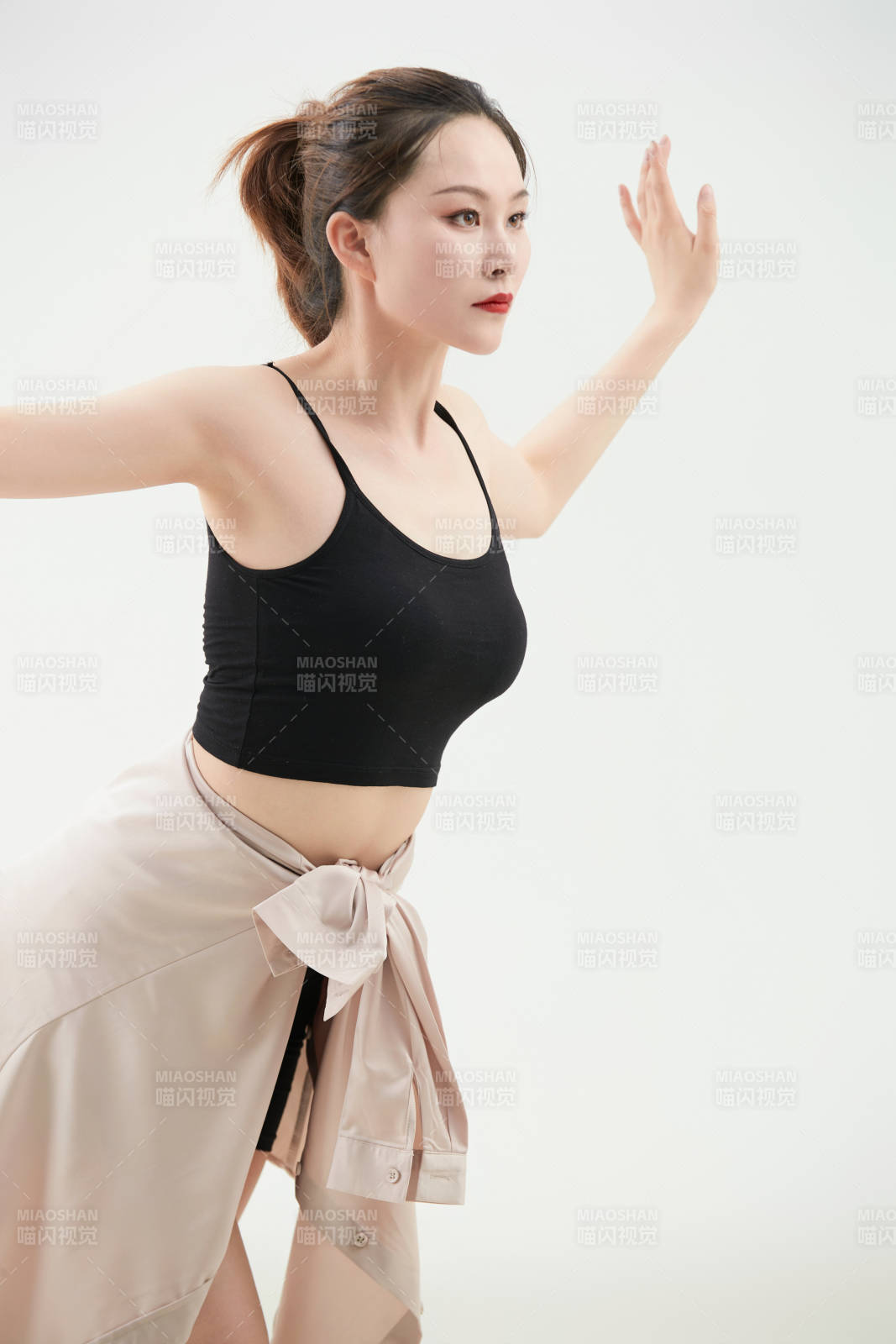 跳現(xiàn)代舞的亞洲舞蹈演員