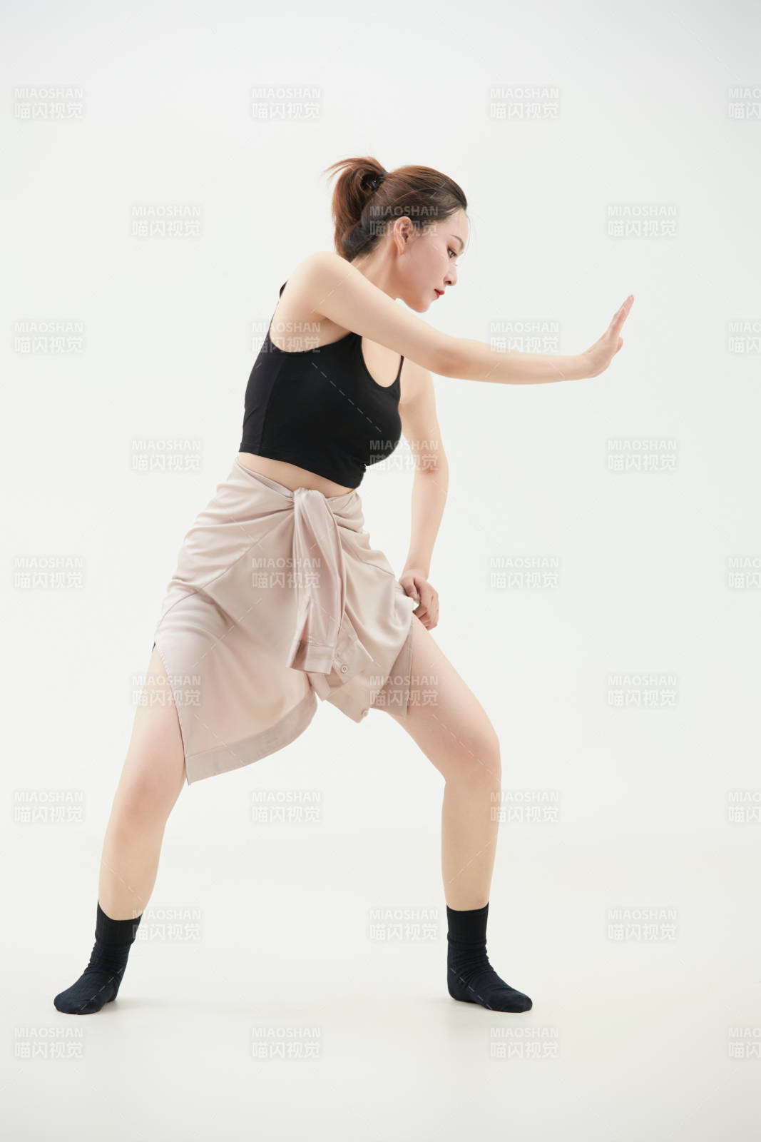 跳現代舞的亞洲舞蹈演員