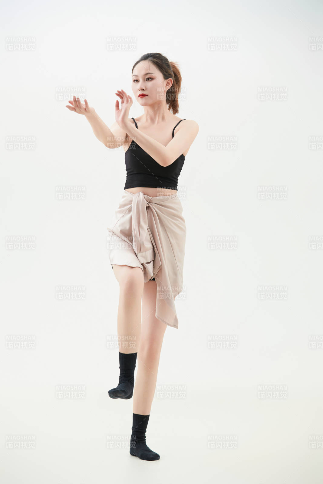 跳現(xiàn)代舞的亞洲舞蹈演員