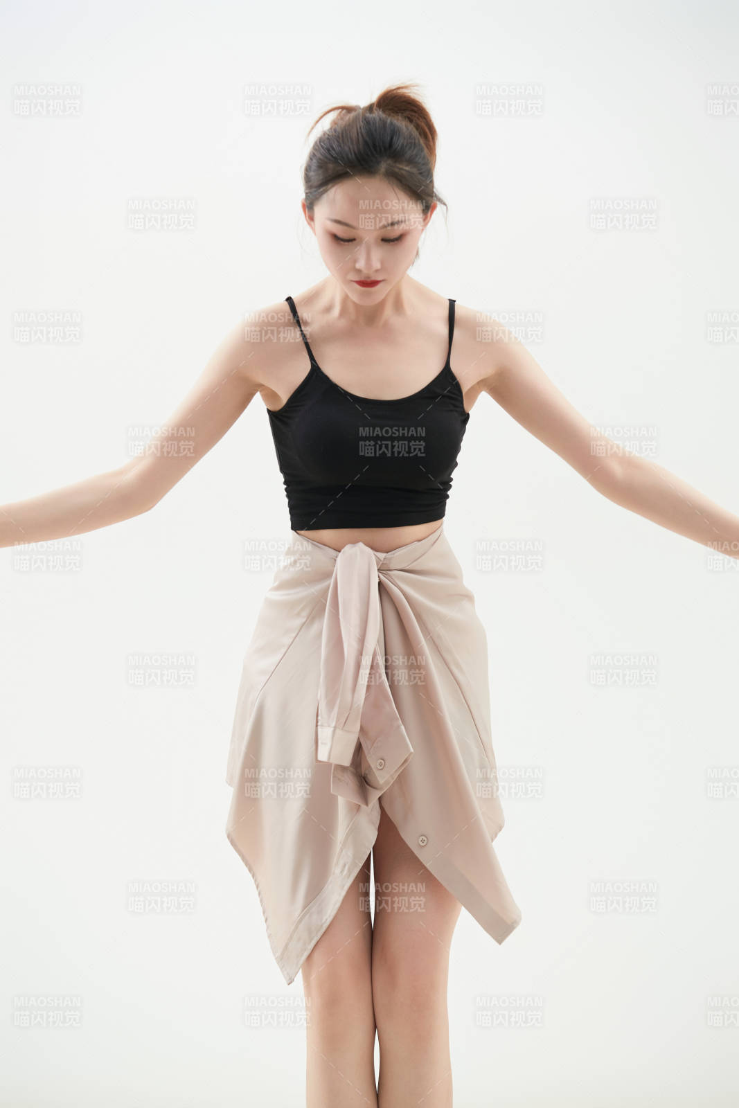 跳現(xiàn)代舞的亞洲舞蹈演員