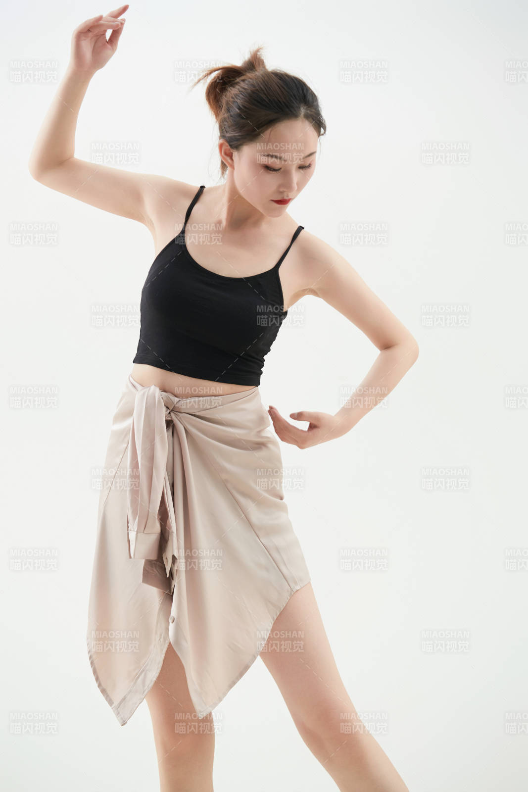 跳現(xiàn)代舞的亞洲舞蹈演員