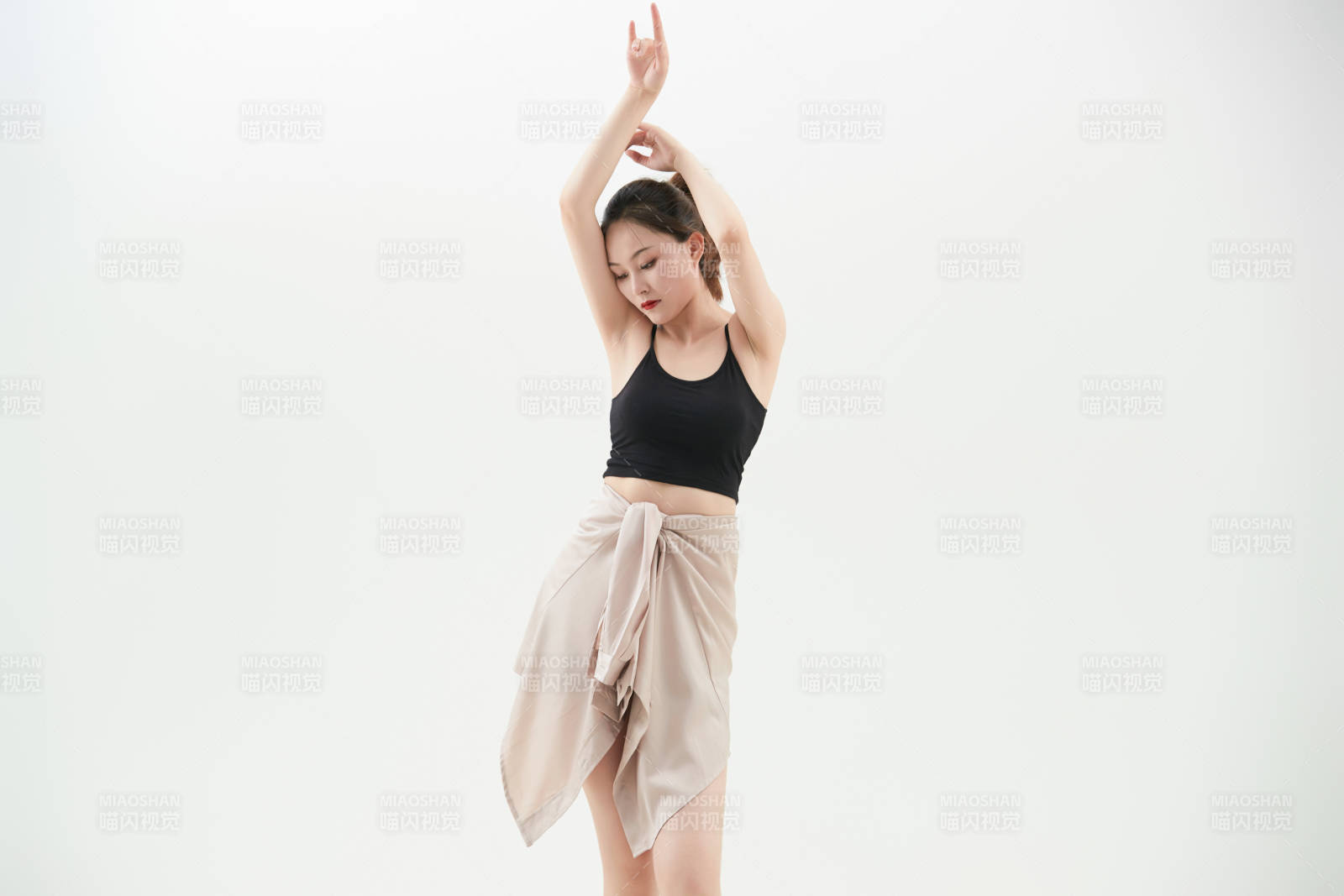 跳現(xiàn)代舞的亞洲舞蹈演員