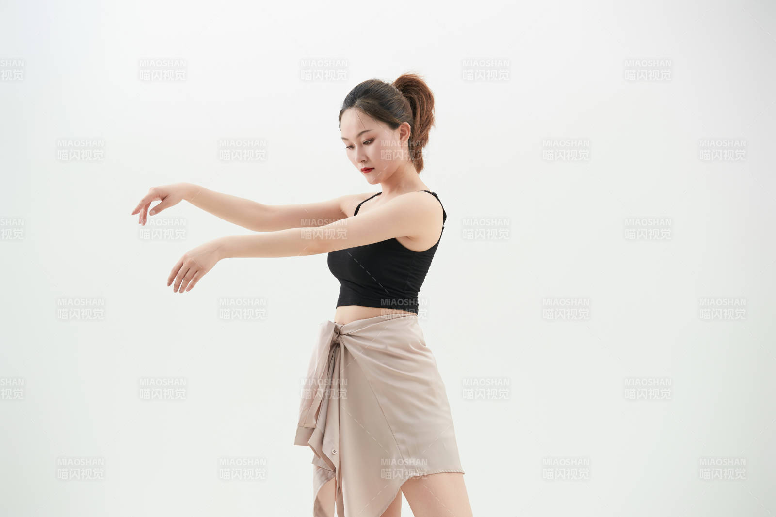 跳現代舞的亞洲舞蹈演員