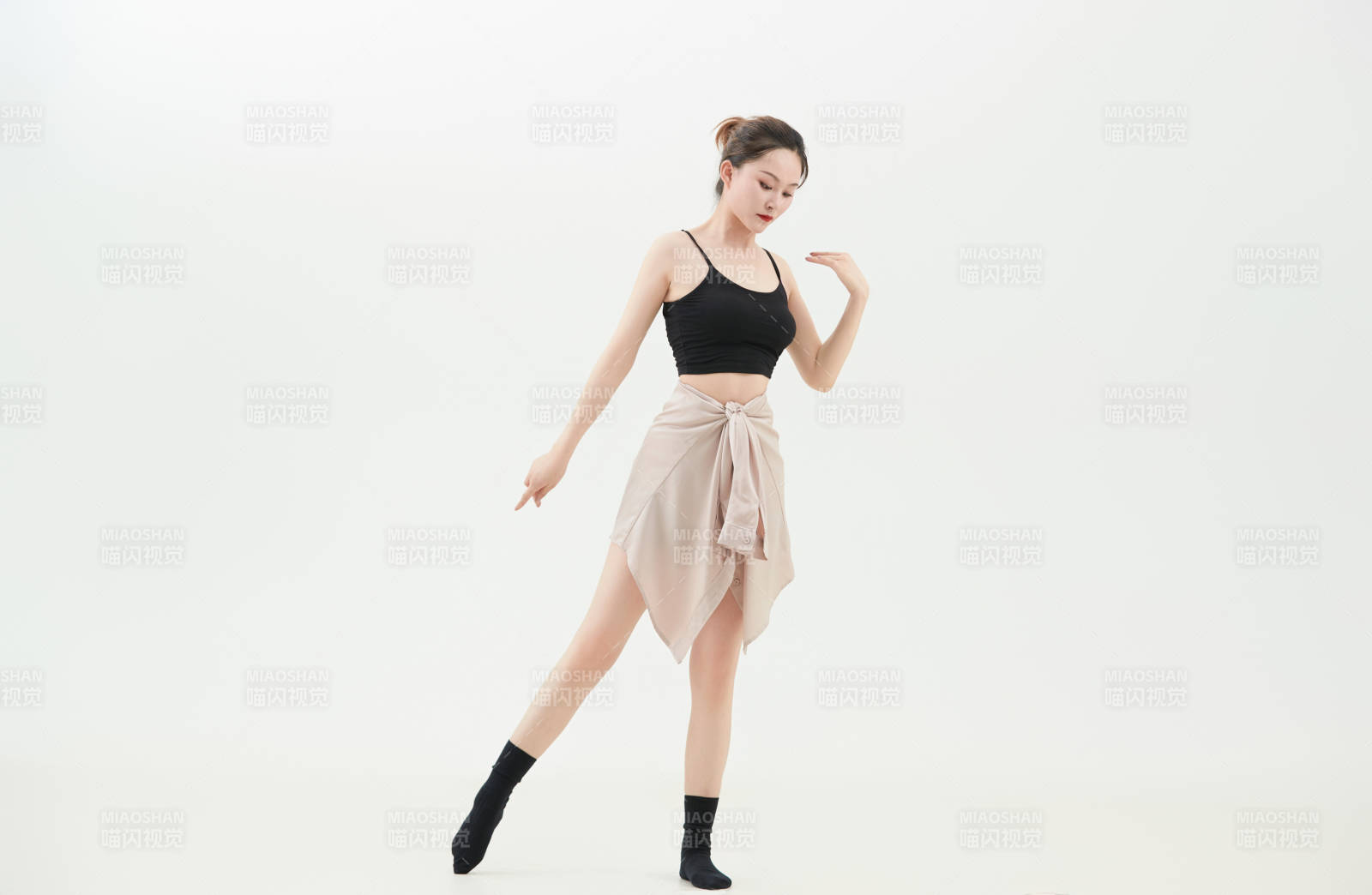 跳現代舞的亞洲舞蹈演員
