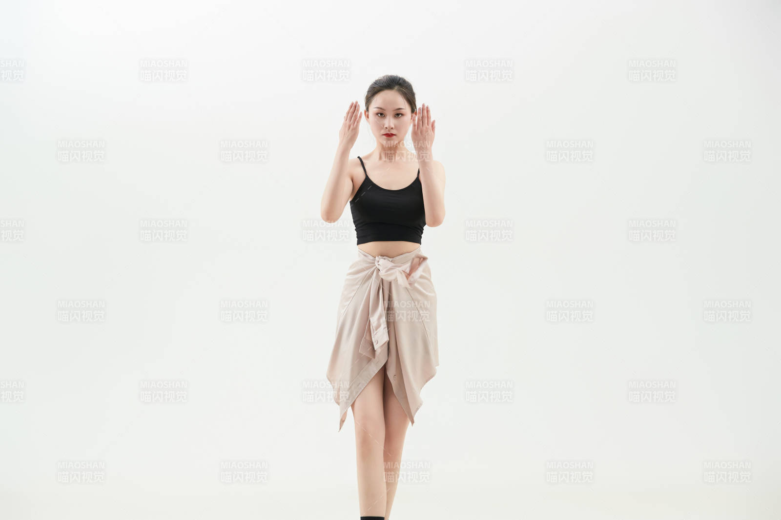 跳現(xiàn)代舞的亞洲舞蹈演員