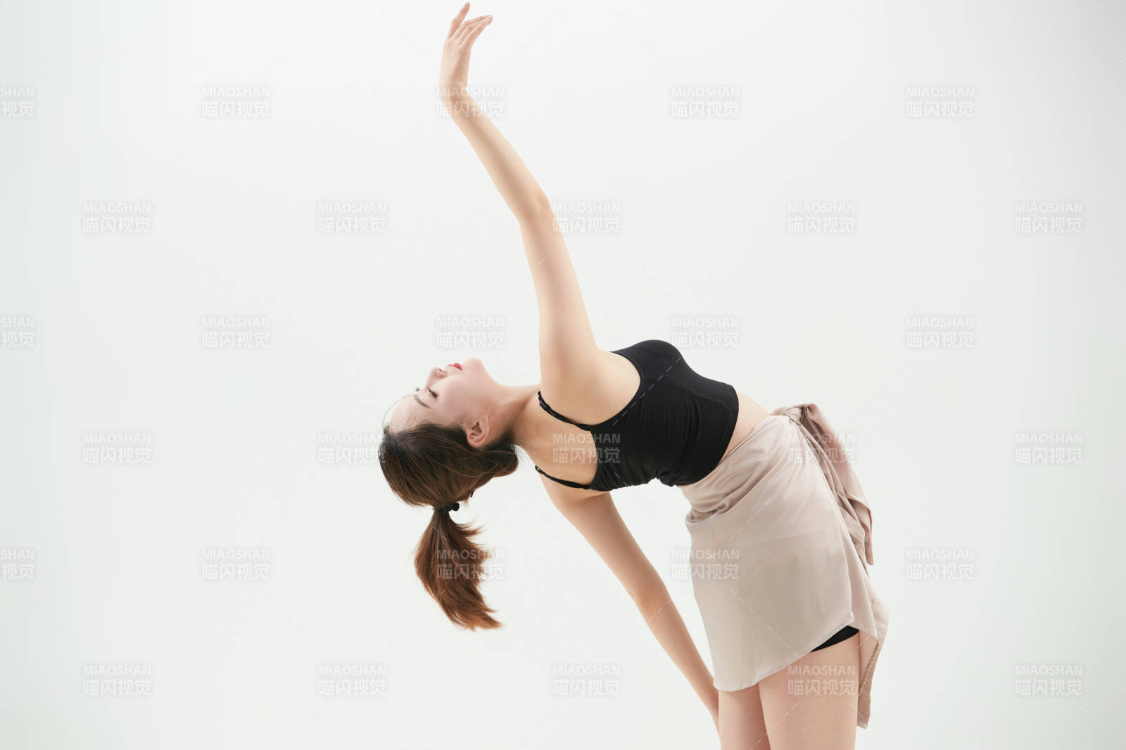 跳現代舞的亞洲舞蹈演員