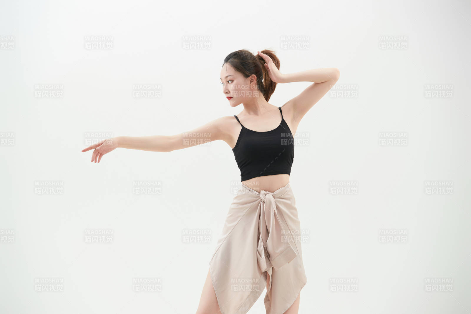 跳現代舞的亞洲舞蹈演員